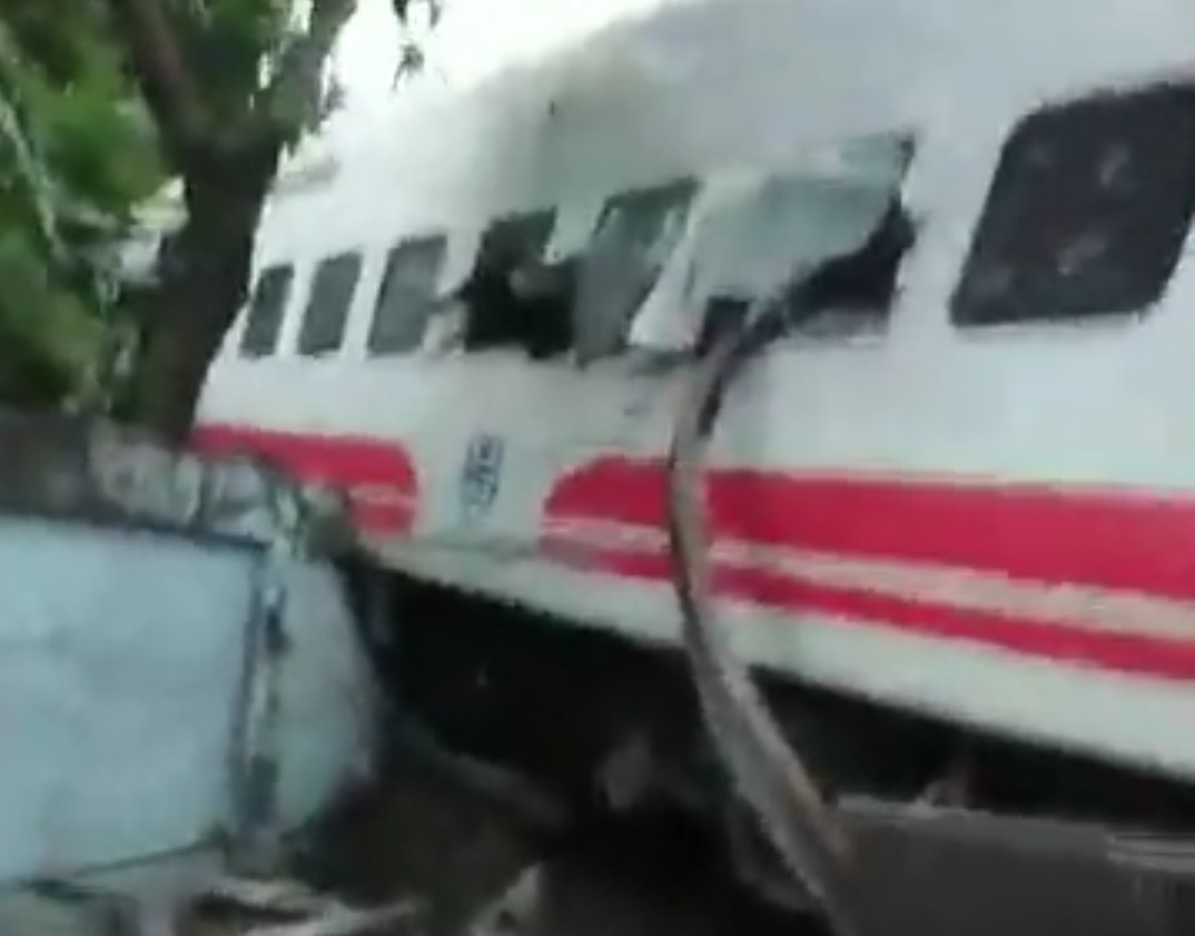 台鐵普悠瑪列車脫軌翻覆，鐵軌直接插入車廂，造成嚴重傷亡。（翻攝吳淑貞臉書）