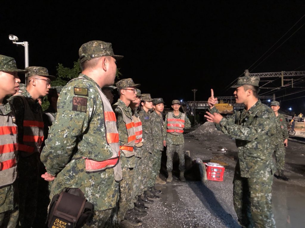 國軍接獲指示後，也投入人力趕往現場救災。（翻攝畫面）