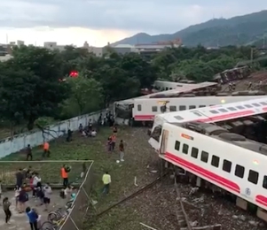 普悠瑪今發生嚴重事故，已知17死126傷。（翻攝自花蓮人社團）