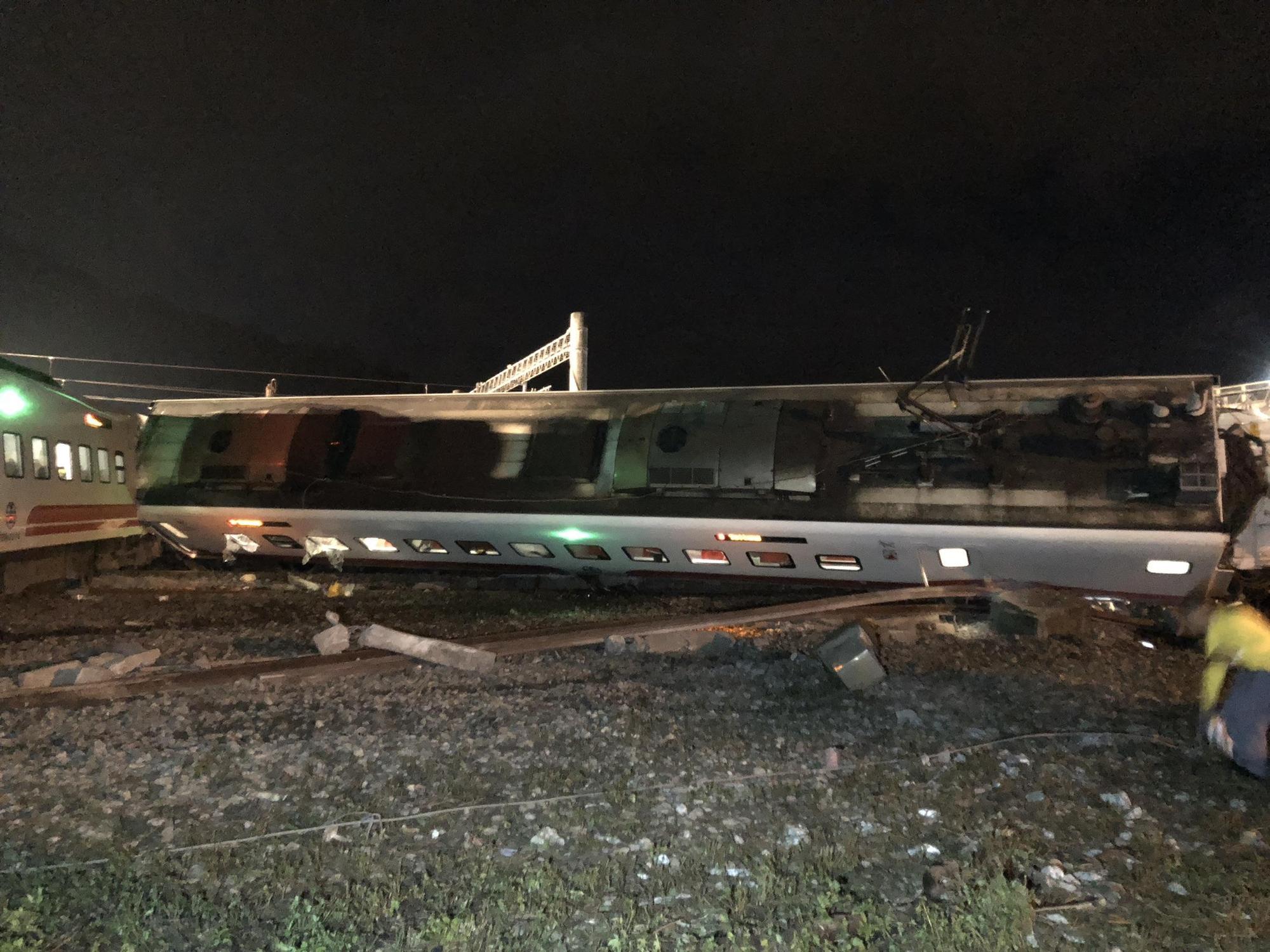 台鐵普悠瑪列車翻覆意外造成重大傷亡,總統蔡英文對此表示哀痛,明也將赴宜蘭探視傷患。(台鐵提供)