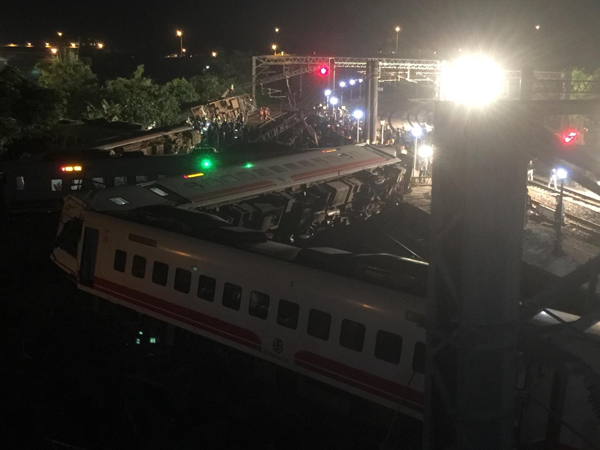 一名受傷乘客表示,列車曾走走停停,還一度廣播「引擎故障」,之後又繼續行駛,結果沒想到發生意外。(翻攝畫面)