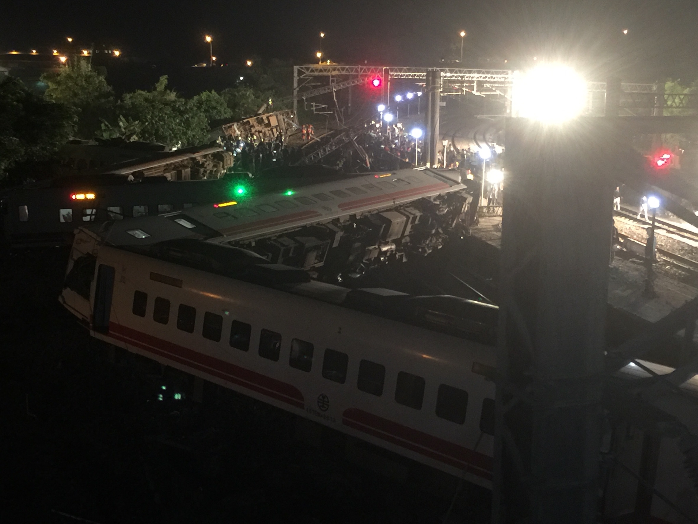 一名受傷乘客表示，列車曾走走停停，還一度廣播「引擎故障」，之後又繼續行駛，結果沒想到發生意外。（翻攝畫面）