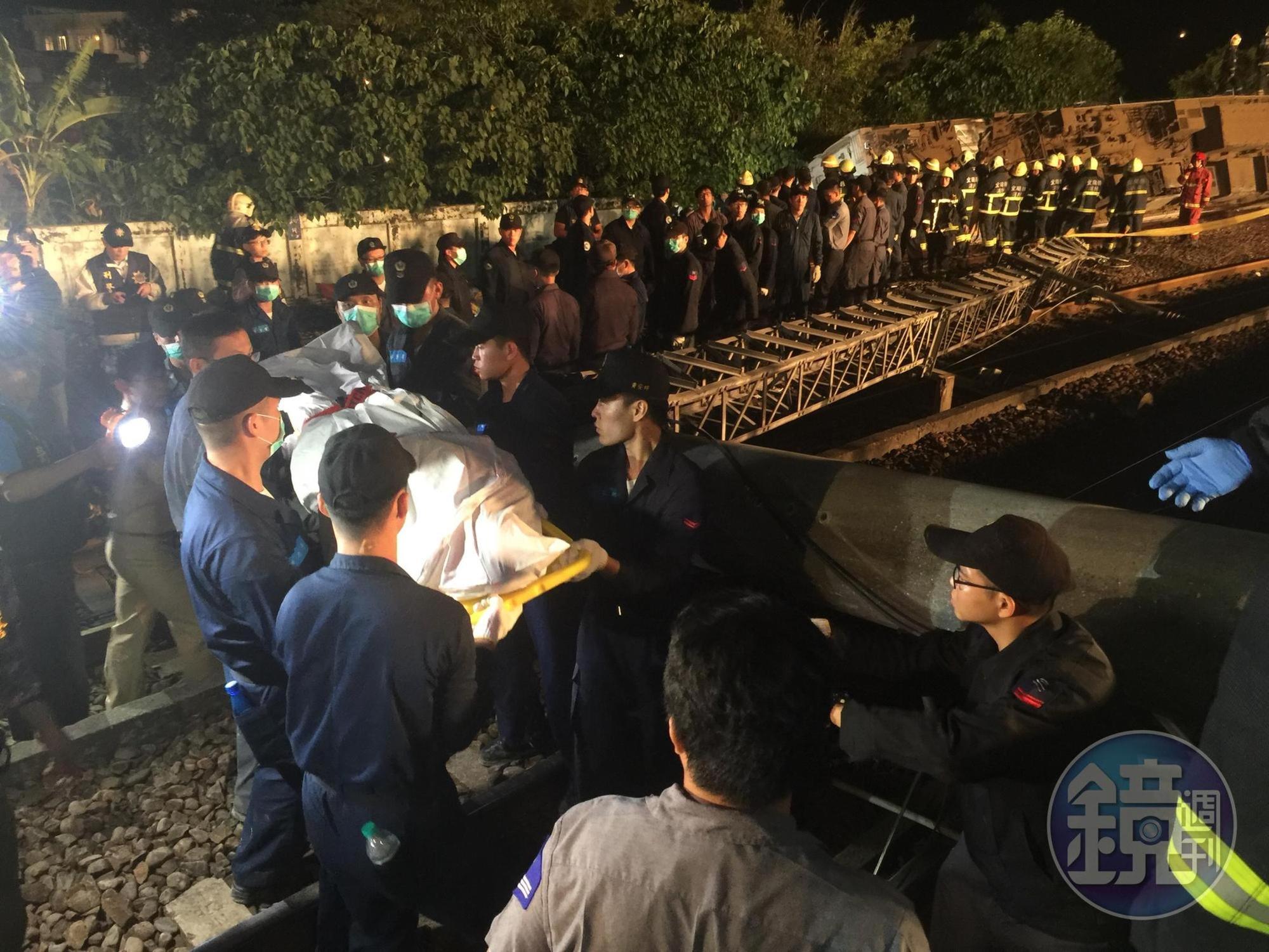 普悠瑪輀車今（21日）傍晚在宜蘭蘇澳新馬車站翻覆，已知18人死亡162人受傷。圖為救難人員協助移送罹難者。