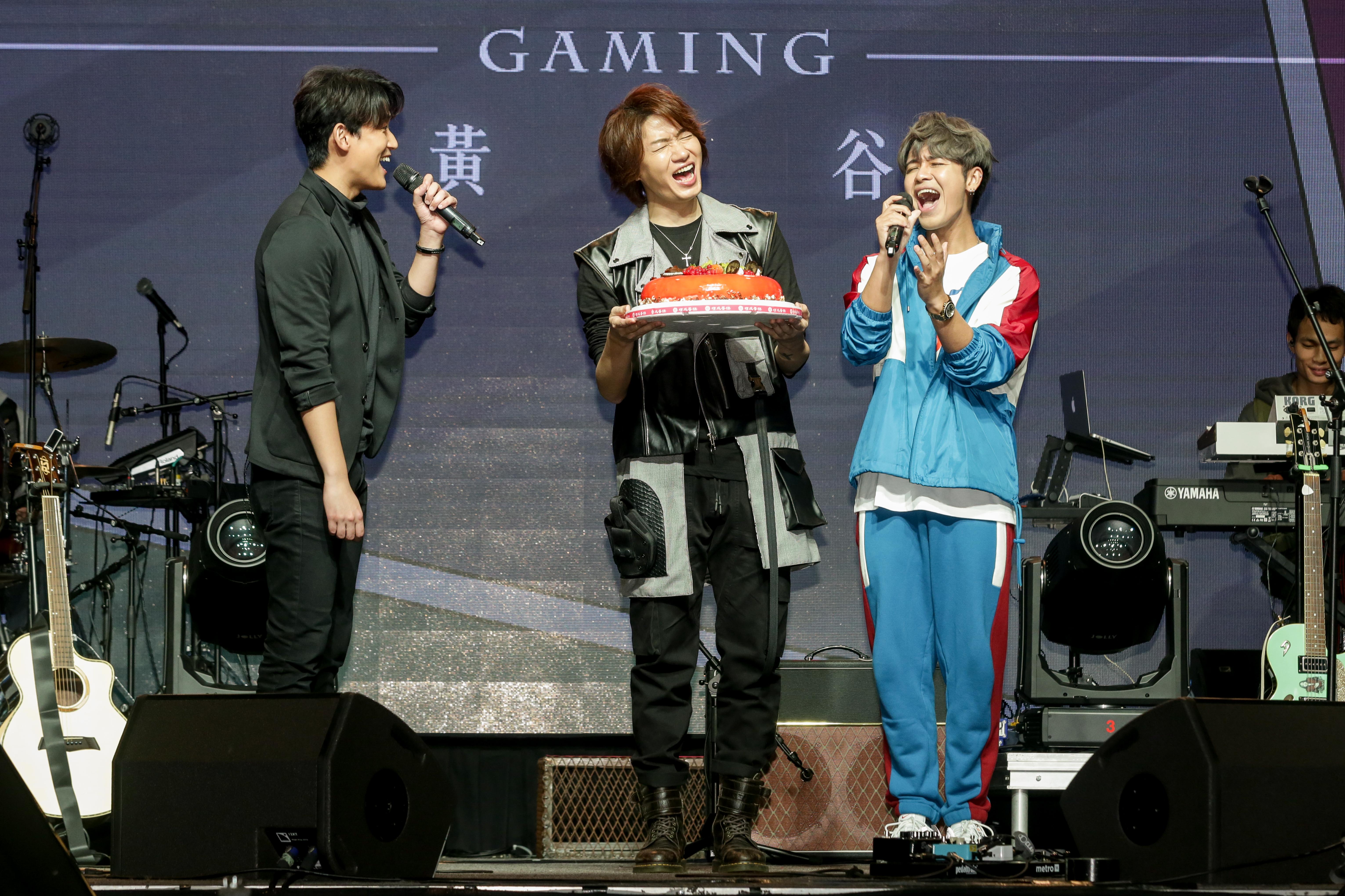 陳乃榮（左）與鼓鼓（右），提早替黃少谷慶生。