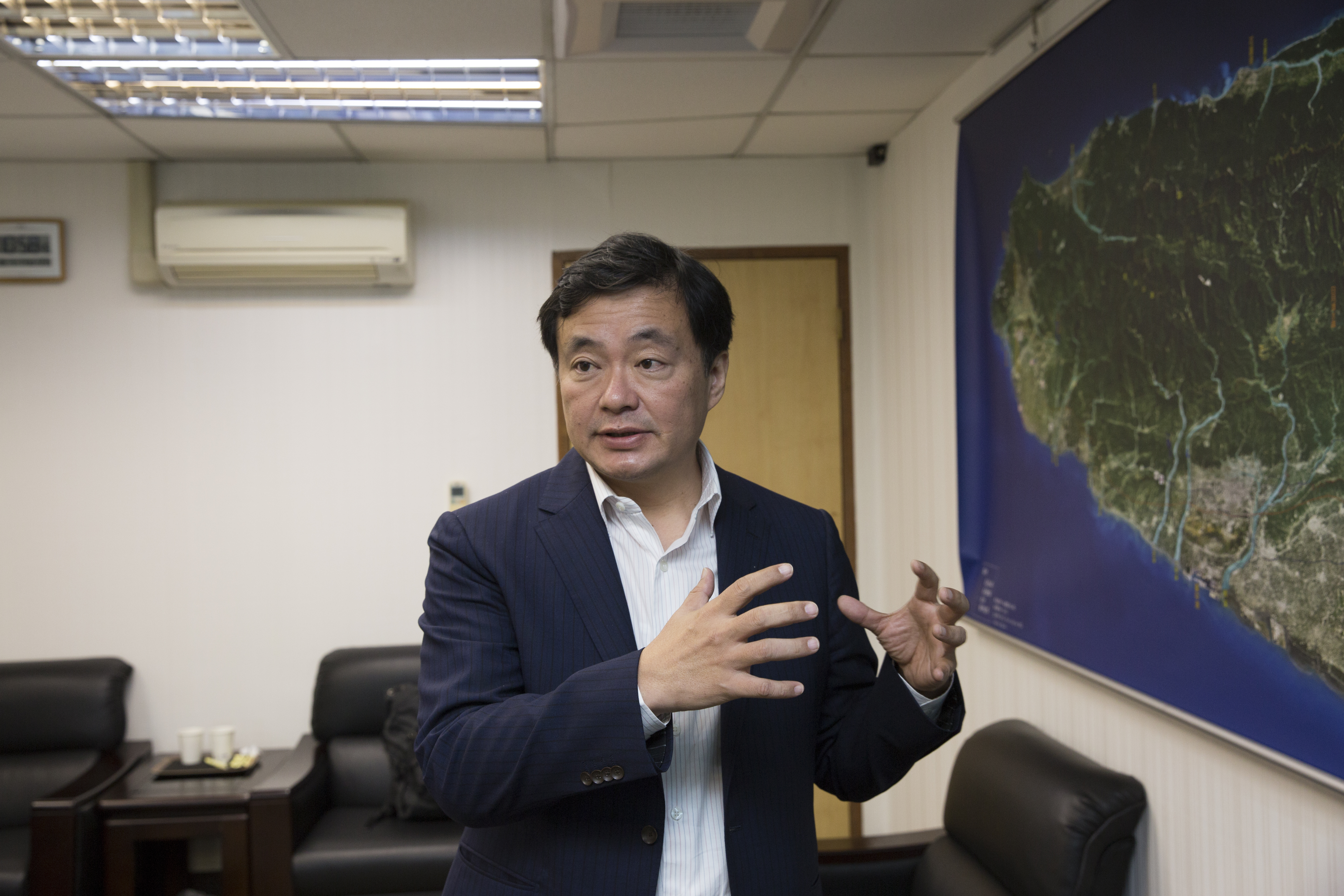 民進黨祕書長洪耀福指示自即刻起，為讓政府各單位全力投入救災和善後工作，民進黨公職和九合一所有候選人停止競選活動。