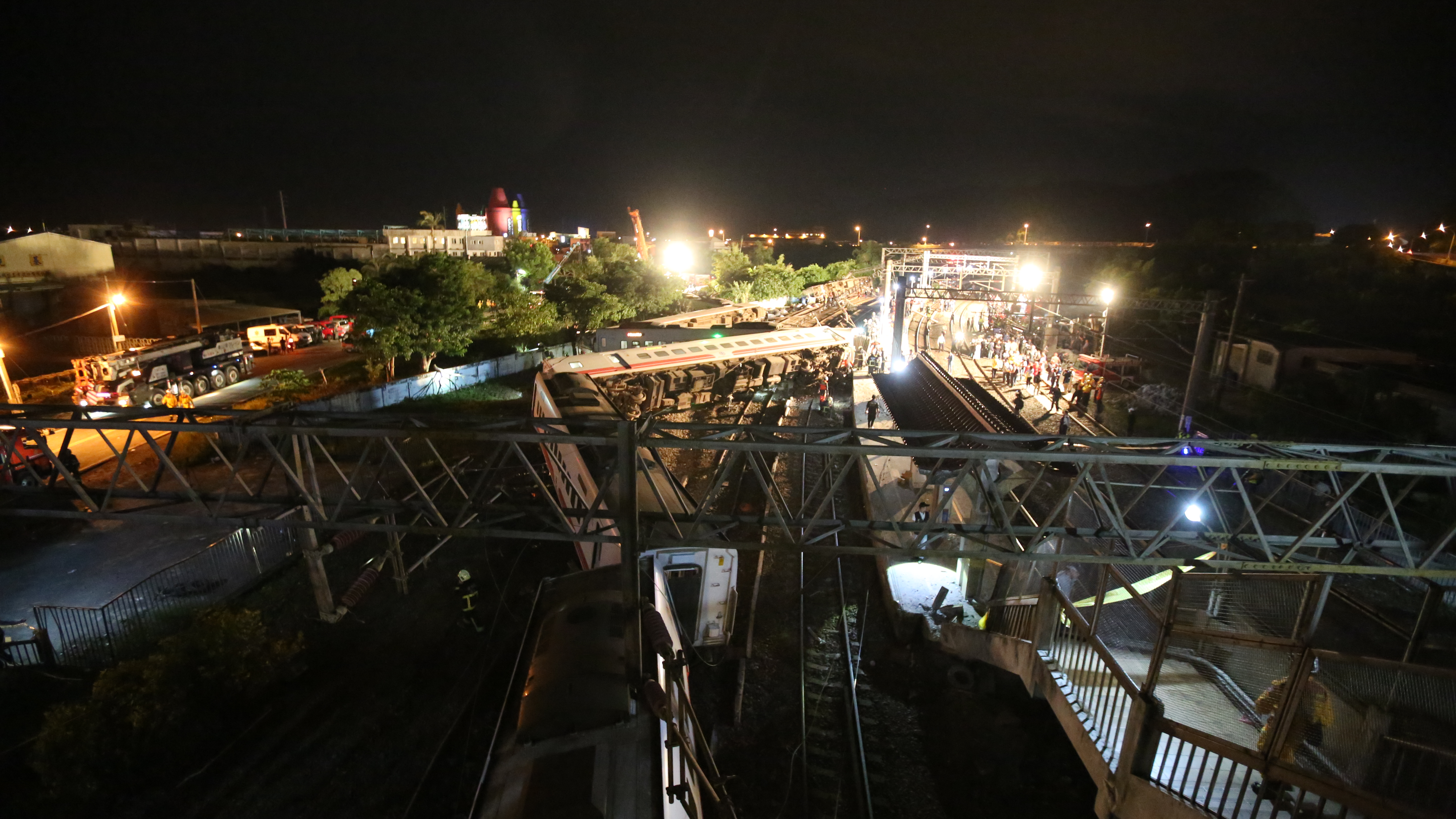 21日傍晚，台鐵新馬車站發生重大車禍，造成18死，百餘人受傷，對此，國民黨要求黨籍候選人停止一切選舉活動，並要黨員踴躍捐血，為傷者集氣祈福。