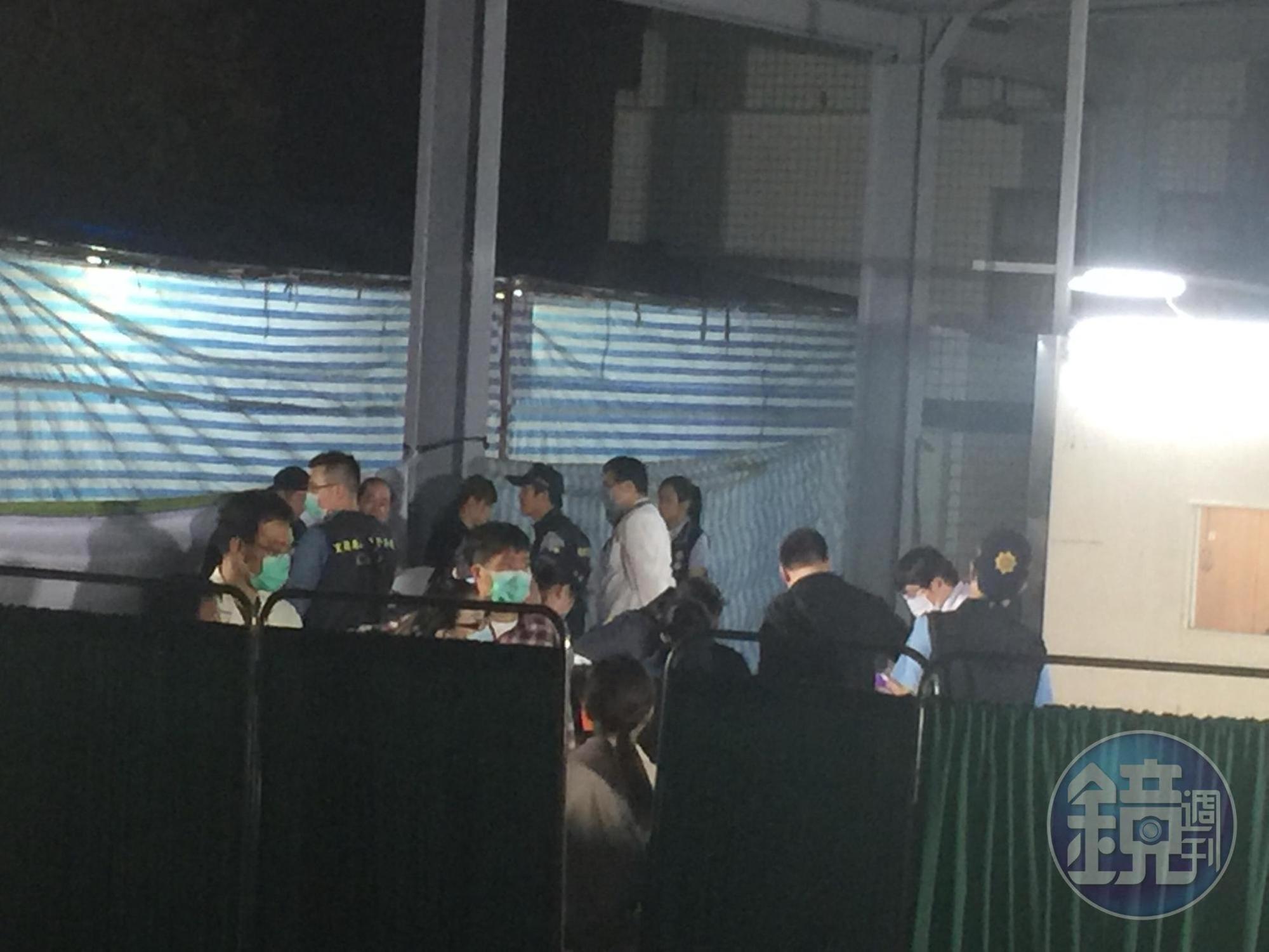 家屬在21日晚間集體認屍,悲愴氣氛讓人鼻酸。