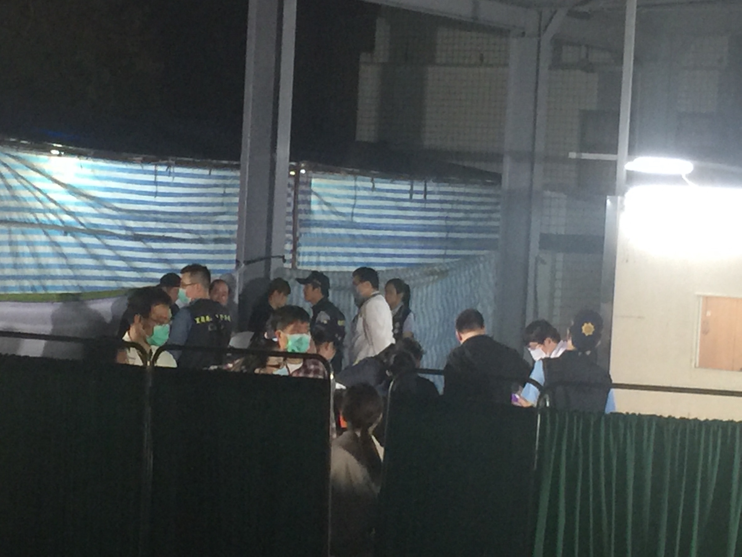 家屬在21日晚間集體認屍，悲愴氣氛讓人鼻酸。