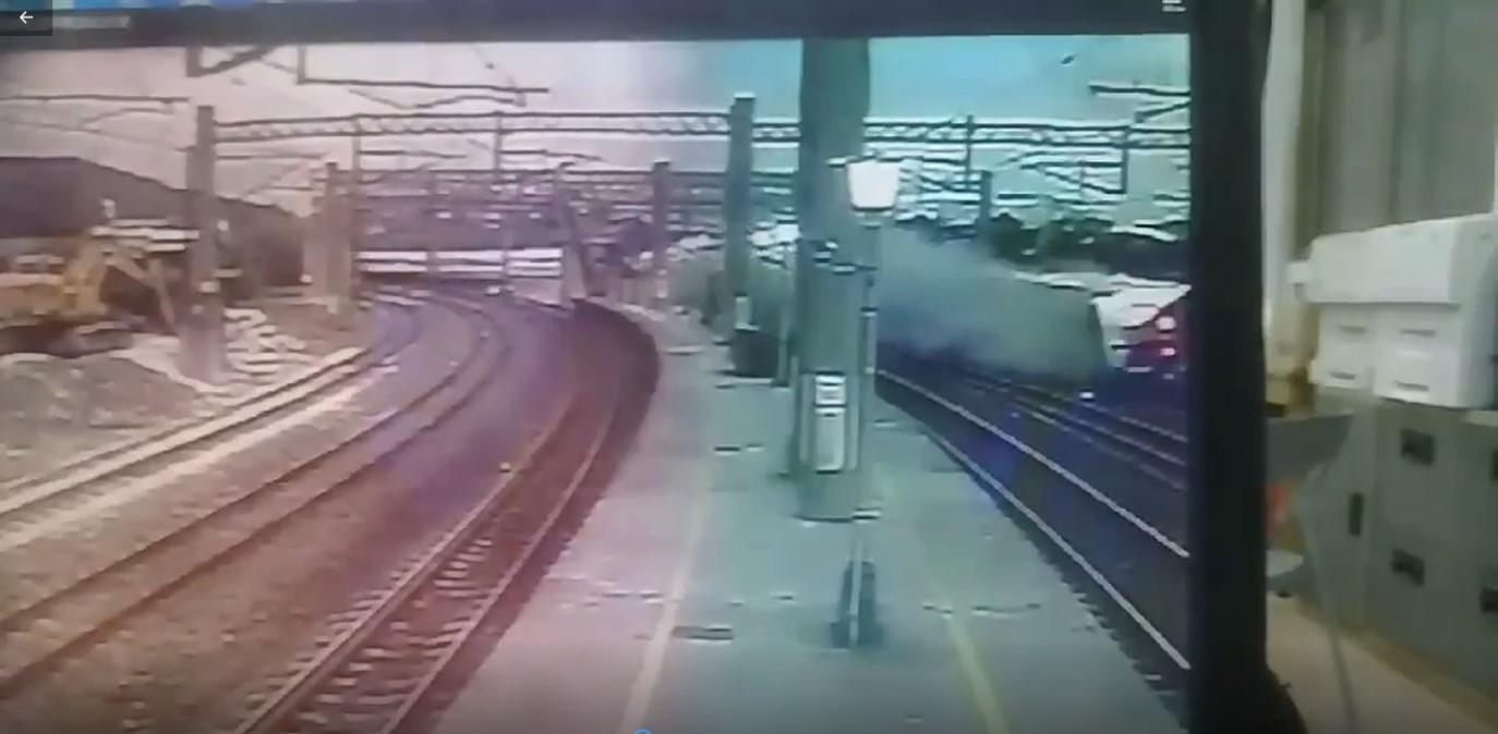 台鐵普悠瑪列出昨在新馬車站翻覆意外，據當時的監視器畫面顯示當時列車行經月台時疑似未轉彎，而衝出鐵軌。（翻攝畫面）