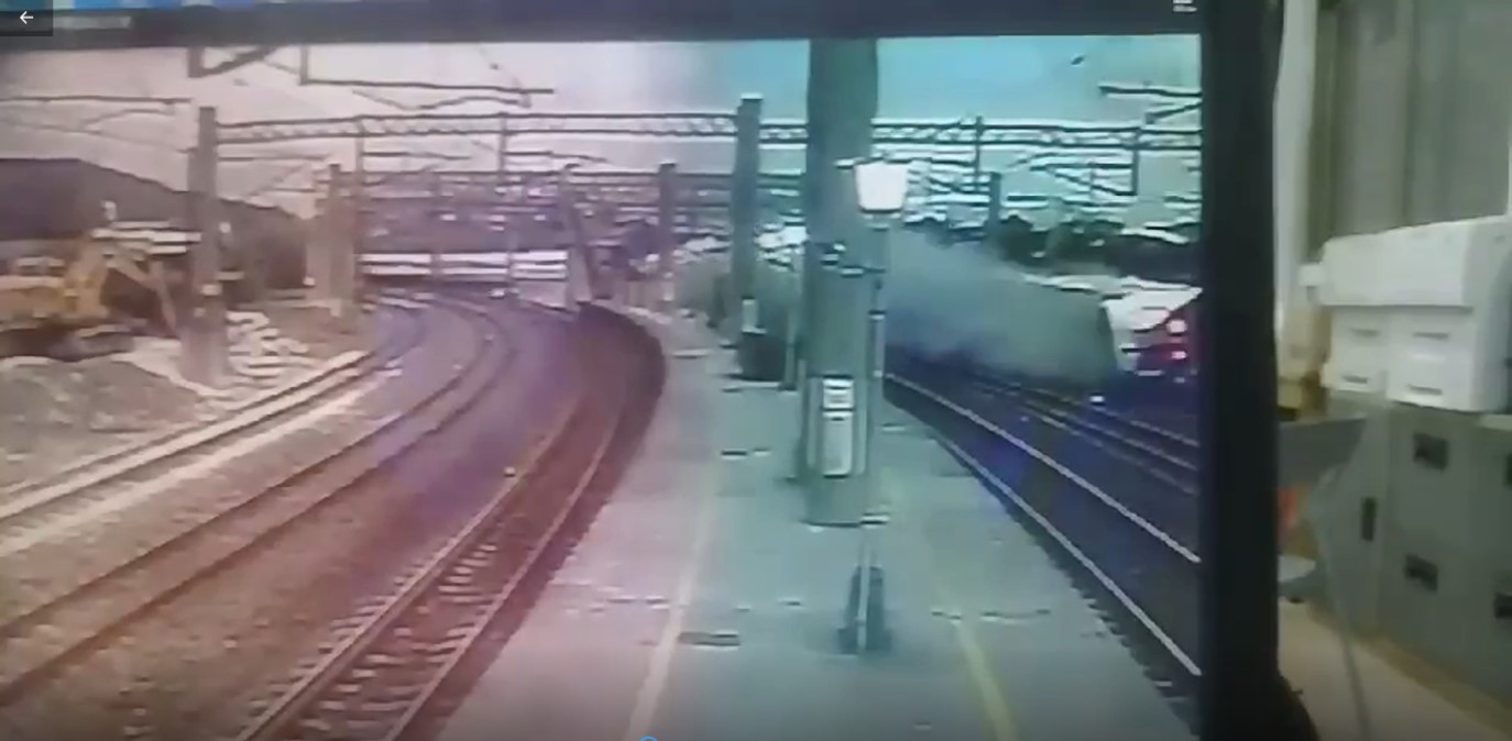 台鐵普悠瑪列出昨在新馬車站翻覆意外，據當時的監視器畫面顯示當時列車行經月台時疑似未轉彎，而衝出鐵軌。（翻攝畫面）