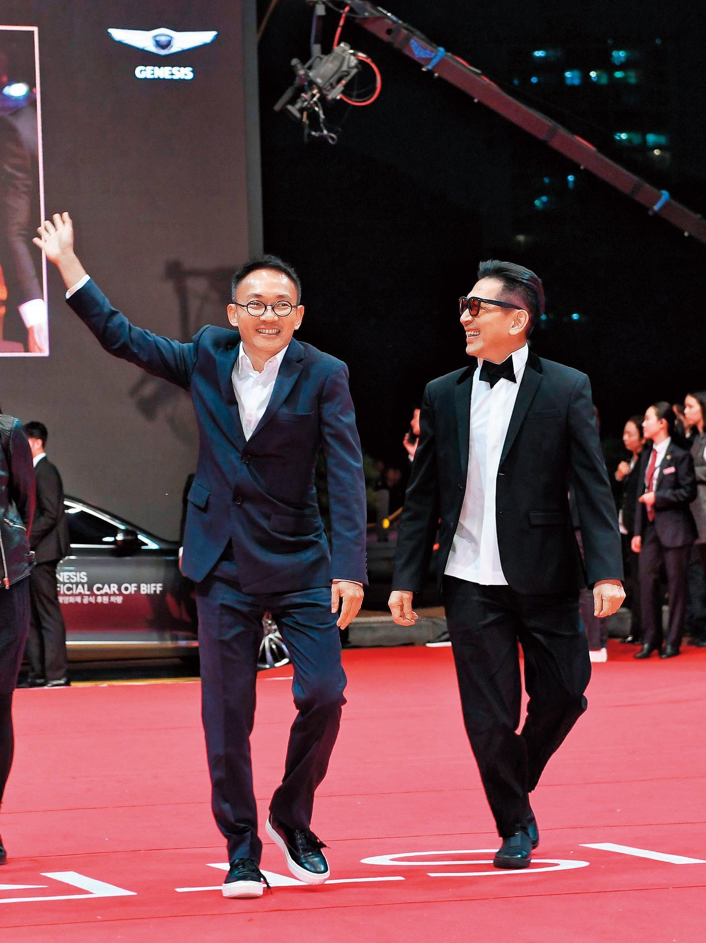 《幸福城市》入圍釜山影展「亞洲視窗」單元,導演何蔚庭(左)與演員高捷(右)一起開心步上紅毯。(牽猴子整合行銷提供)