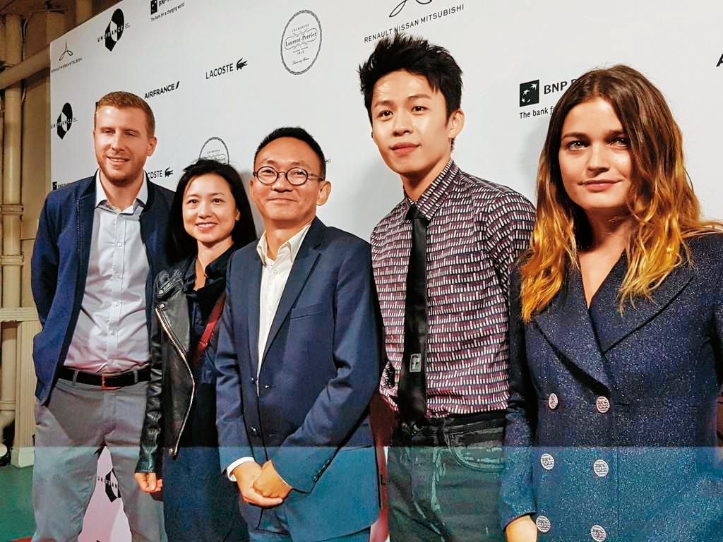 監製Alexis Perrin(左起)、劉詠怡、導演何蔚庭、演員李鴻其、Louise Grinberg出席多倫多影展。(何蔚庭提供)
