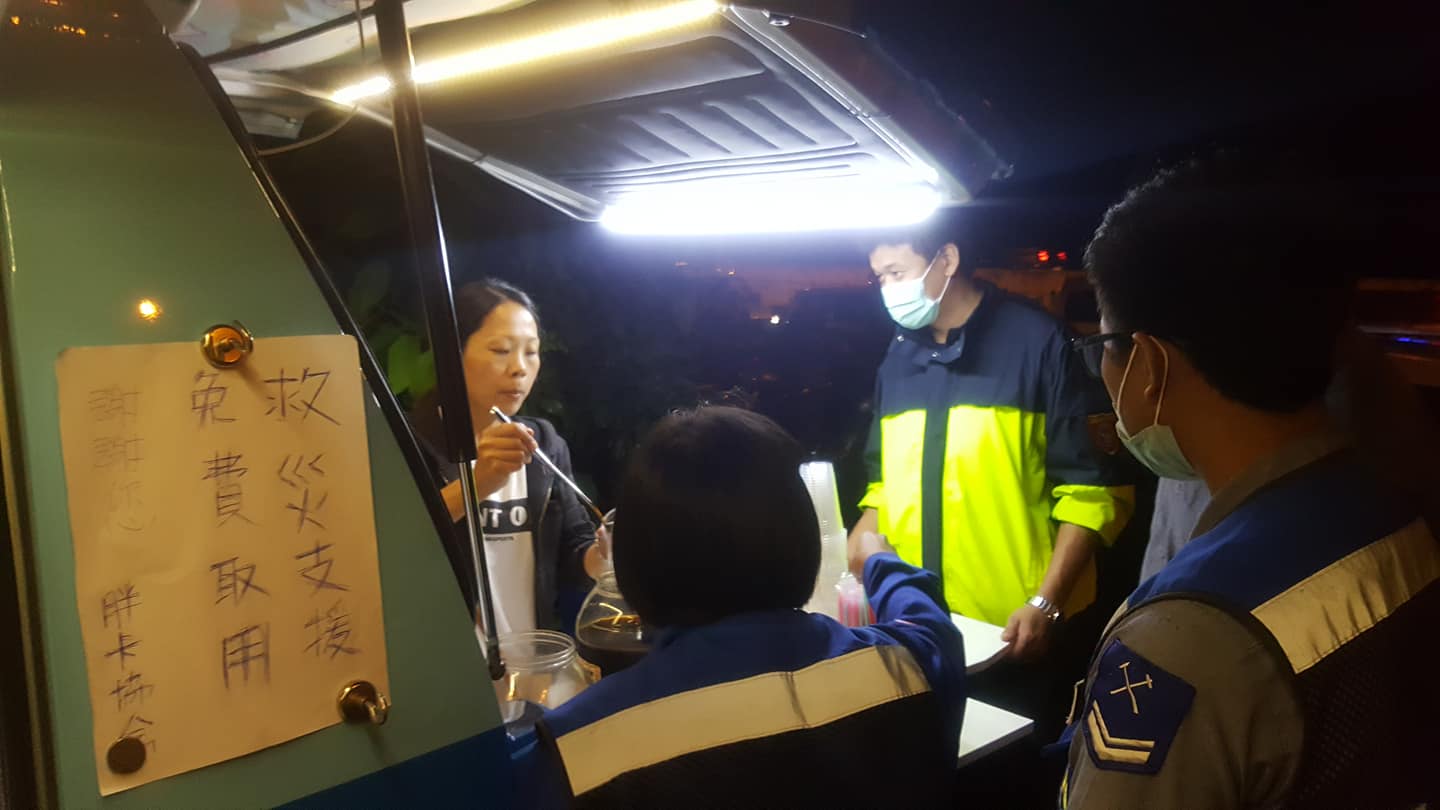 台鐵普悠瑪號昨發生翻覆事故，有胖卡業者前往提供食物給救災人員。（翻攝自胖卡協會台灣行動車創業發展協會臉書）