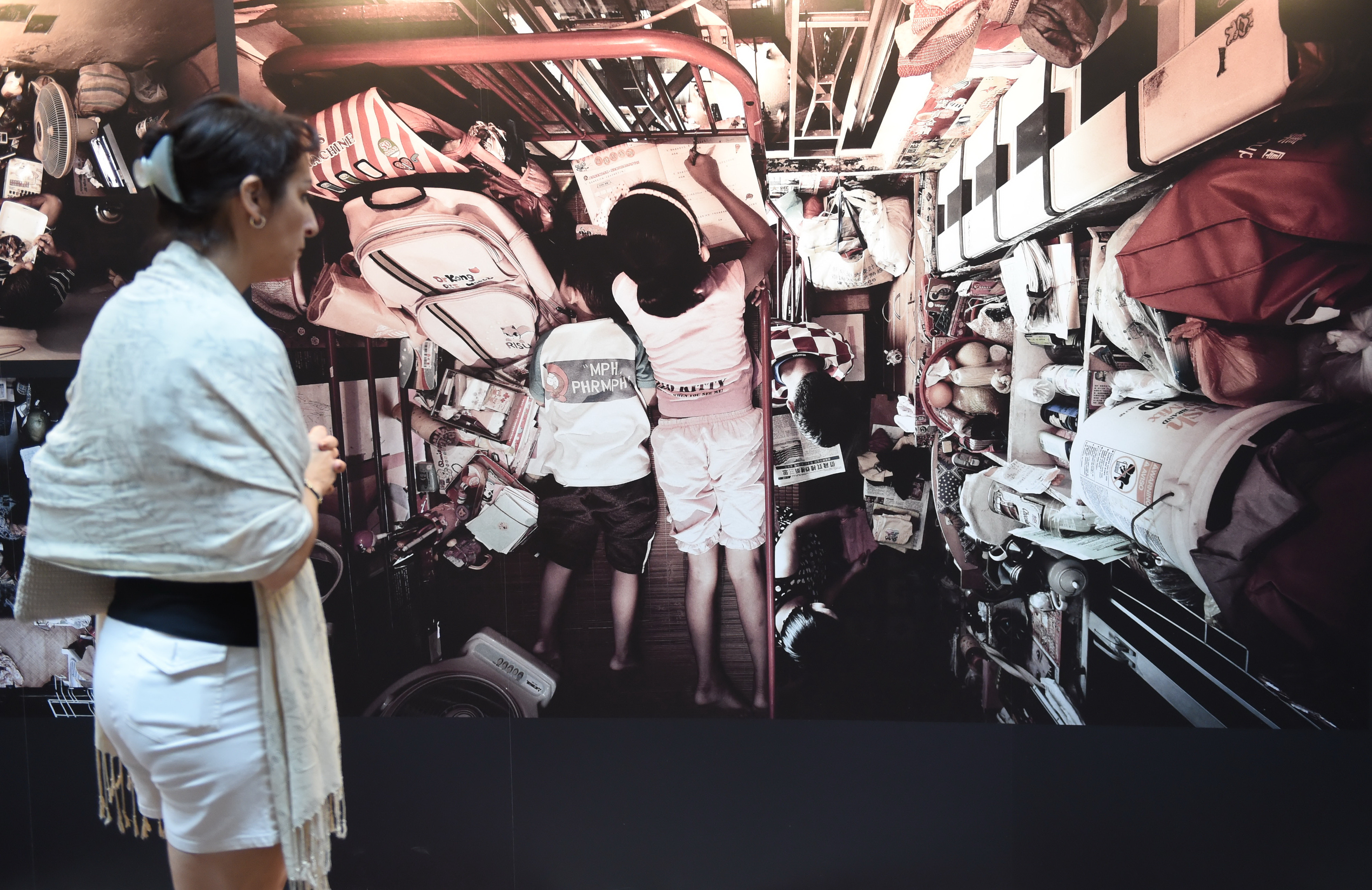 香港官方求居住空間不得小於7.3坪，但遠不及同樣地狹人稠的新加坡，圖為香港蝸居。（東方IC）