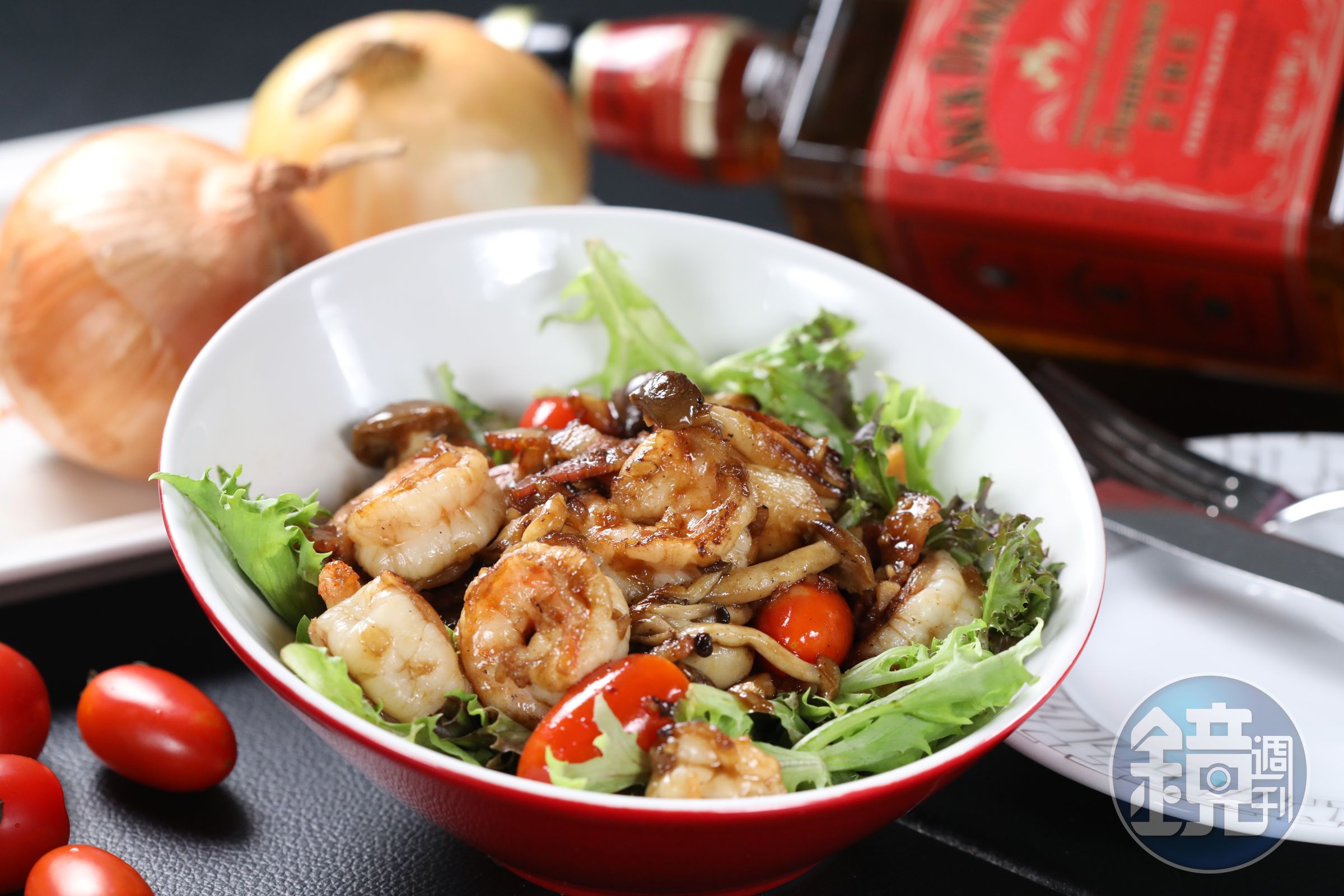 「野菇鮮蝦溫沙拉佐肉桂威士忌醬」暗藏驚喜的烤肉味。