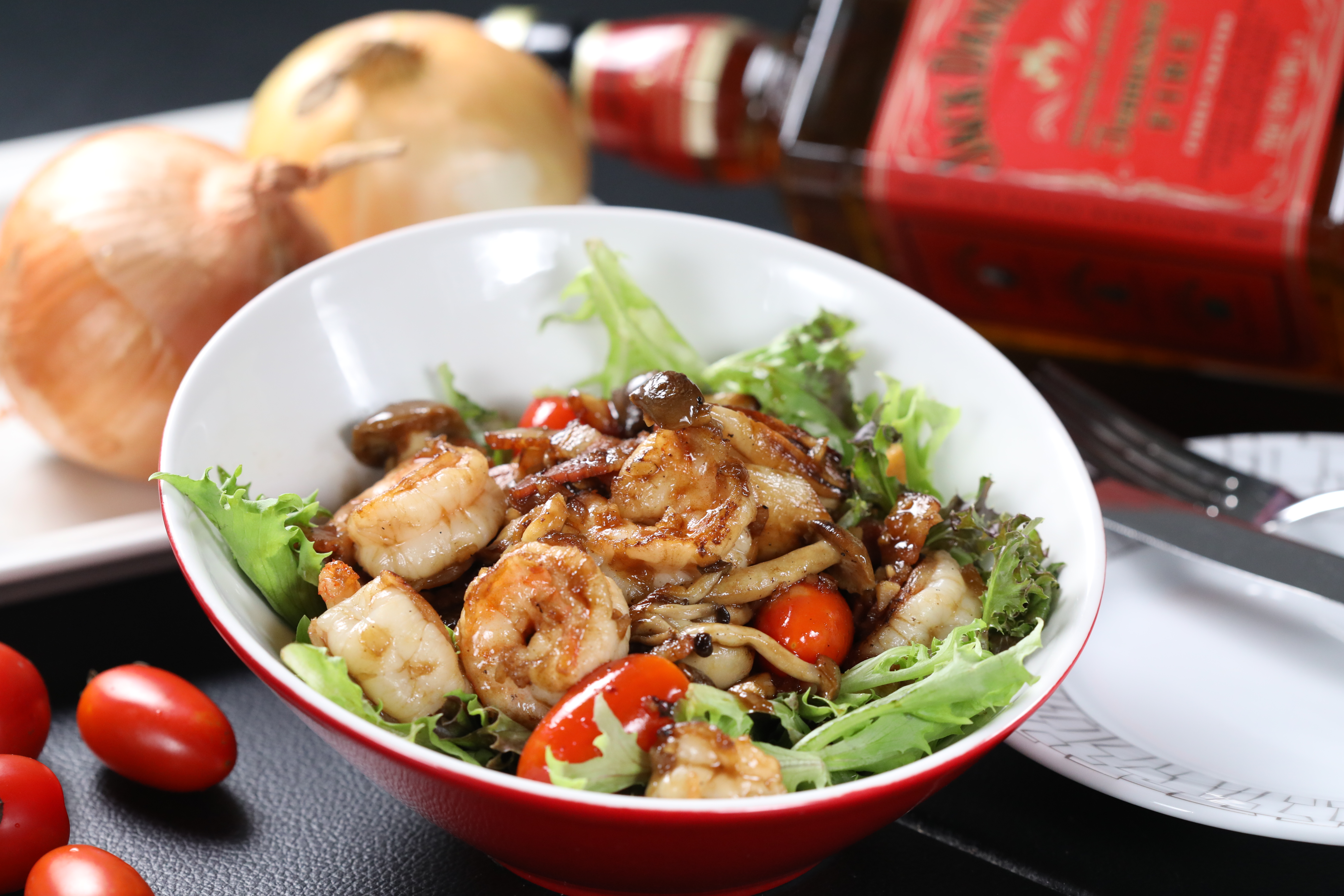 「野菇鮮蝦溫沙拉佐肉桂威士忌醬」暗藏驚喜的烤肉味。