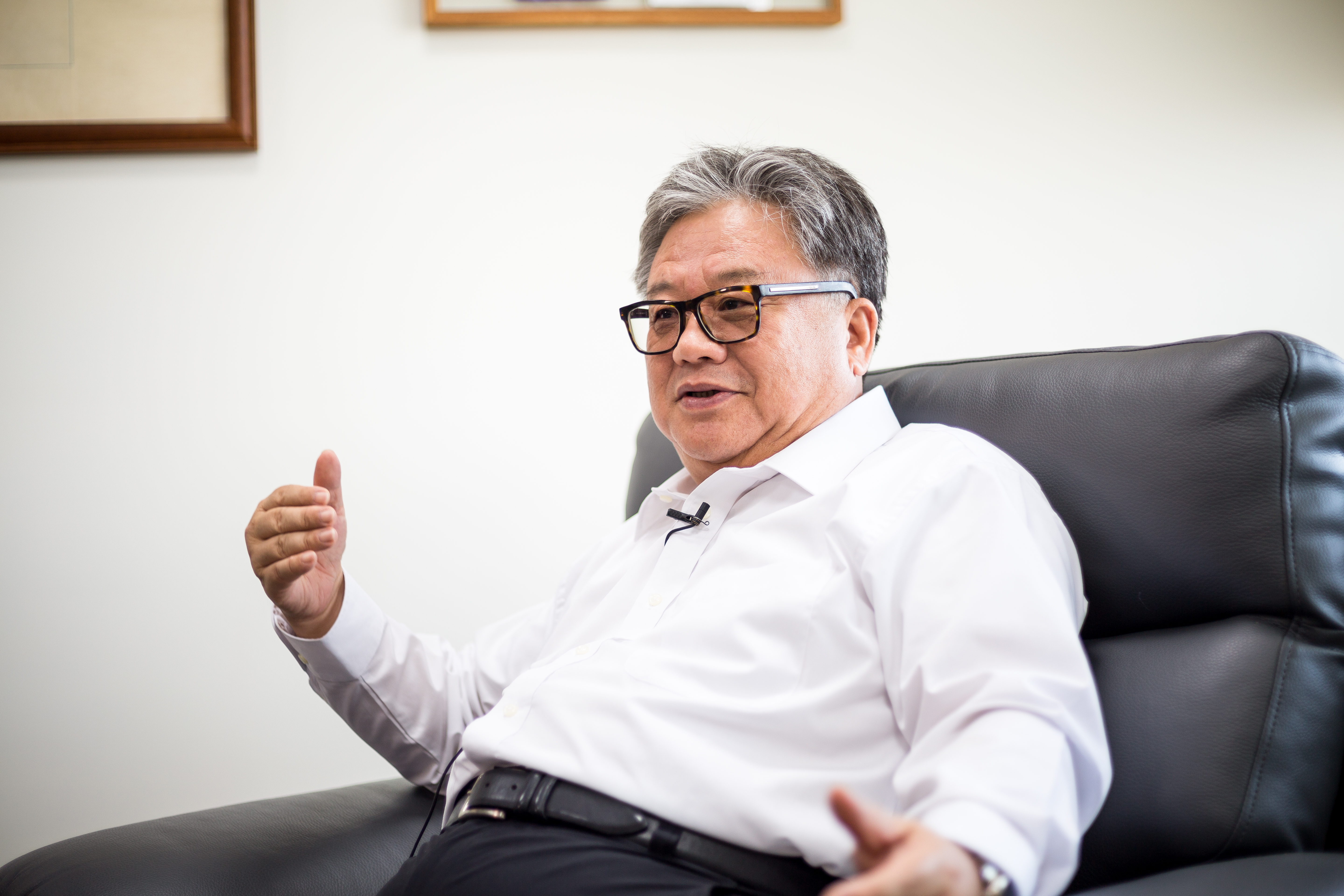 洪堯昆花了12億元引進氣冷設備，賣起白肉雞產品。