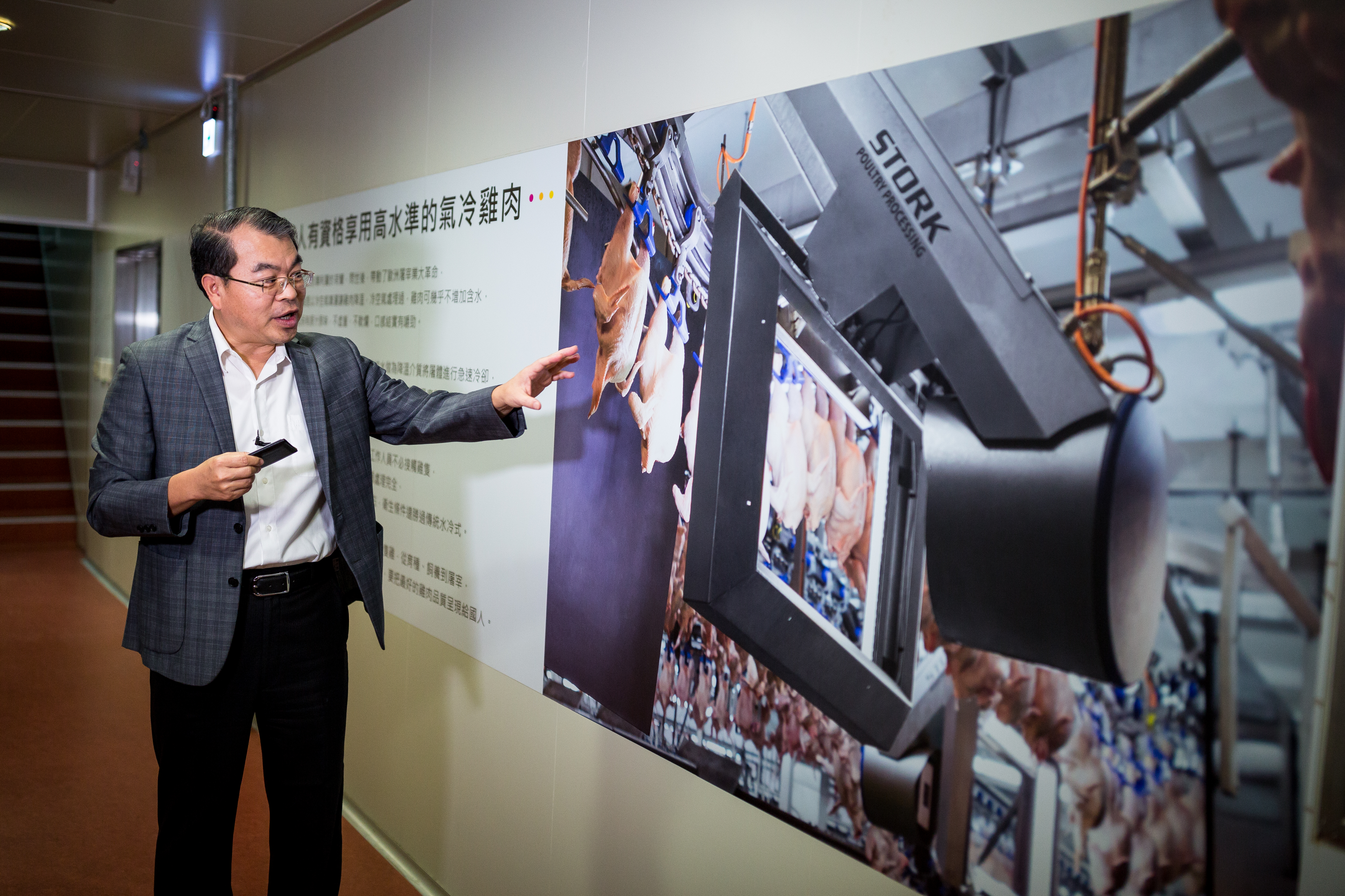 洪堯棟說洽富引進國內首座氣冷式設備，斥資12億建屠宰場，是同業的3倍。