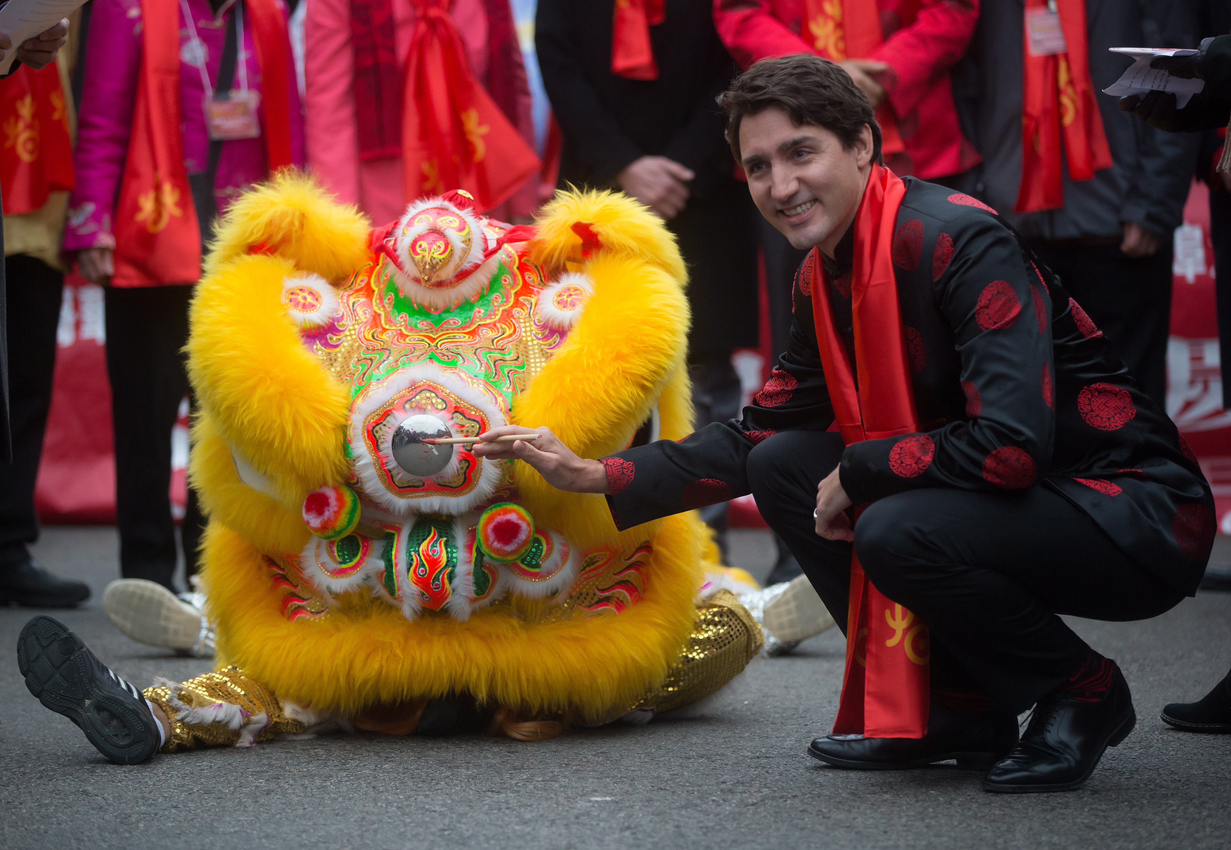 去年春節期間,加拿大總理杜魯多穿著傳統唐裝參加溫哥華新年活動。(東方IC)