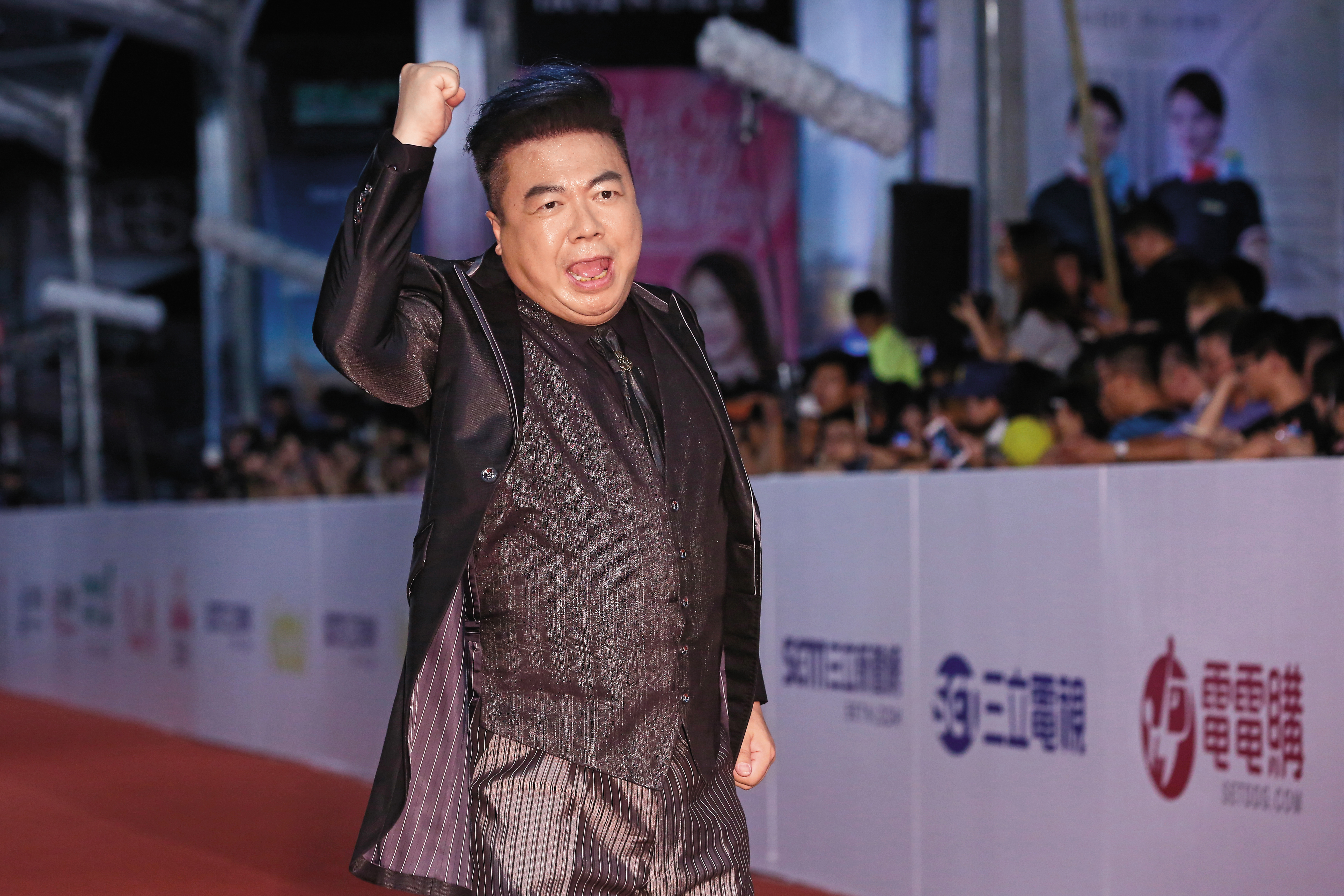 董至成去年以《綜藝大集合》入圍金鐘獎「綜藝節目主持人獎」未能得獎，今年董至成北漂，節目以胡瓜、阿翔、謝忻報名卻順利奪獎，胡瓜開玩笑指董至成一離開就得獎。