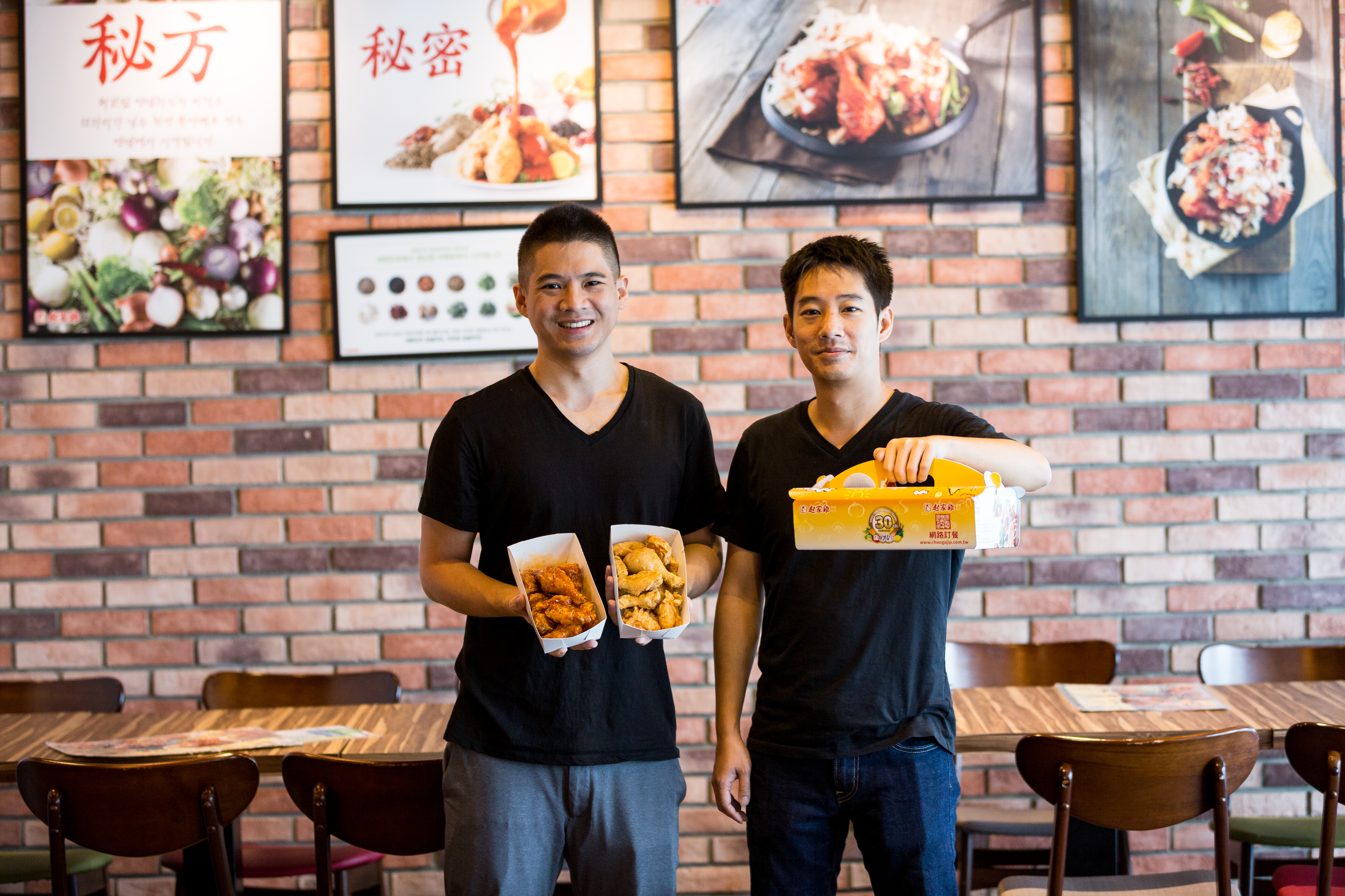 洪紹凱（右）沒有進福壽任職，與友人合開「起家雞」韓式炸雞店。