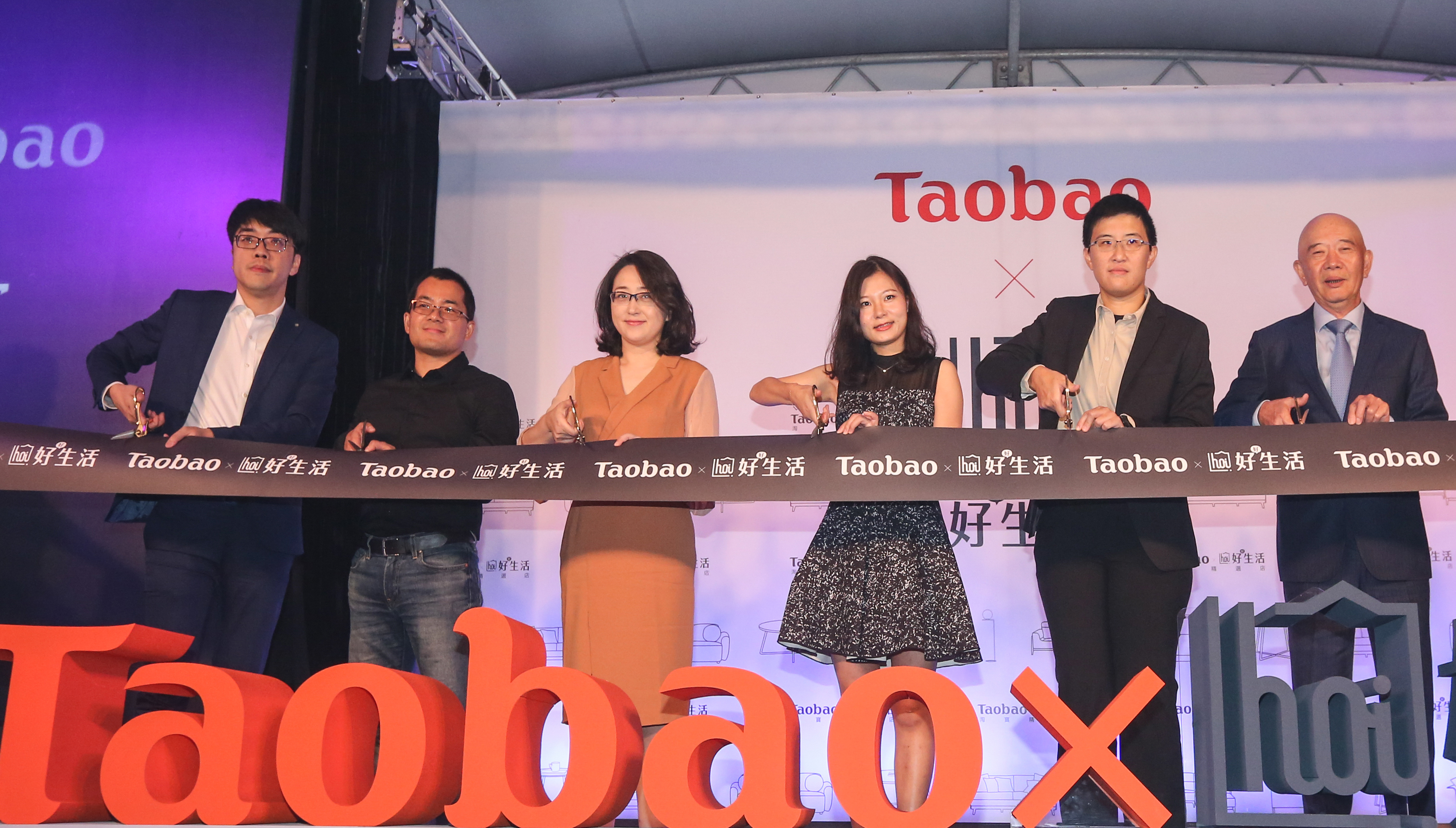 淘寶拚在地化，找來吳德威（左一）任天貓台灣總經理，並攜手特力集團董事長何湯雄（右一）與營運長何采容（右二）開設智慧門店。