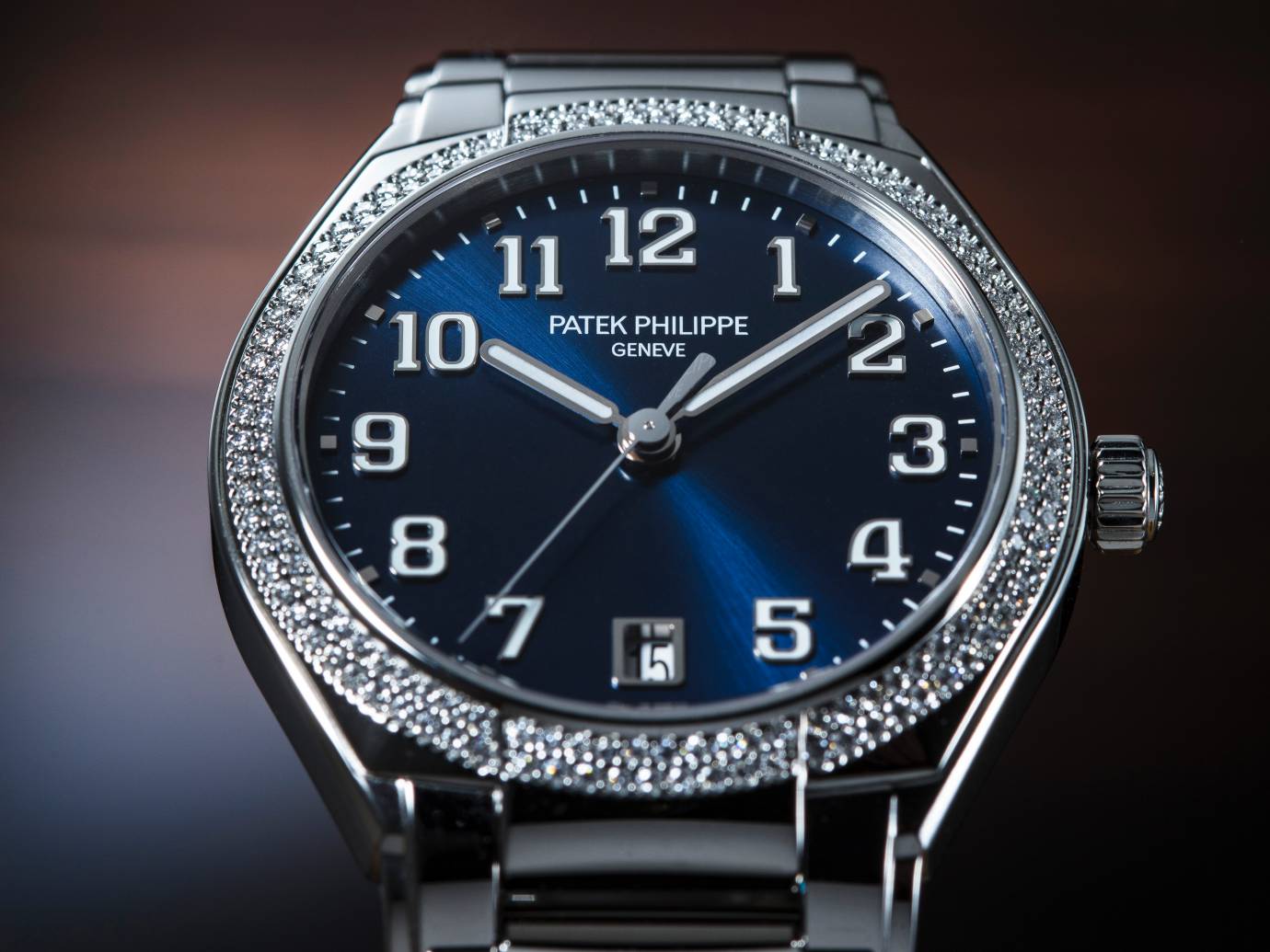 德國建築大師密斯凡德羅說:「少即是多。」設計師們大多同意:「極簡主義最難設計。」 所以,當我們看到一款簡單的錶,可不要先入為主就看輕人家。百達翡麗日前在義大利米蘭發表全新女錶Twenty~4 Automatic向我們示範了,何謂「愈簡單的愈不簡單」。