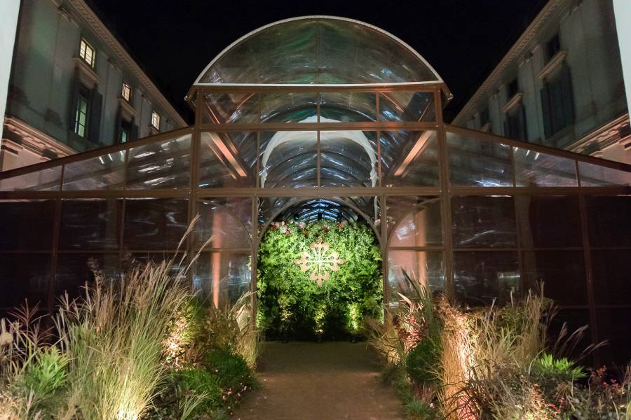 百達翡麗女錶發表會,在米蘭一處古宅中庭搭建的玻璃屋內舉行。