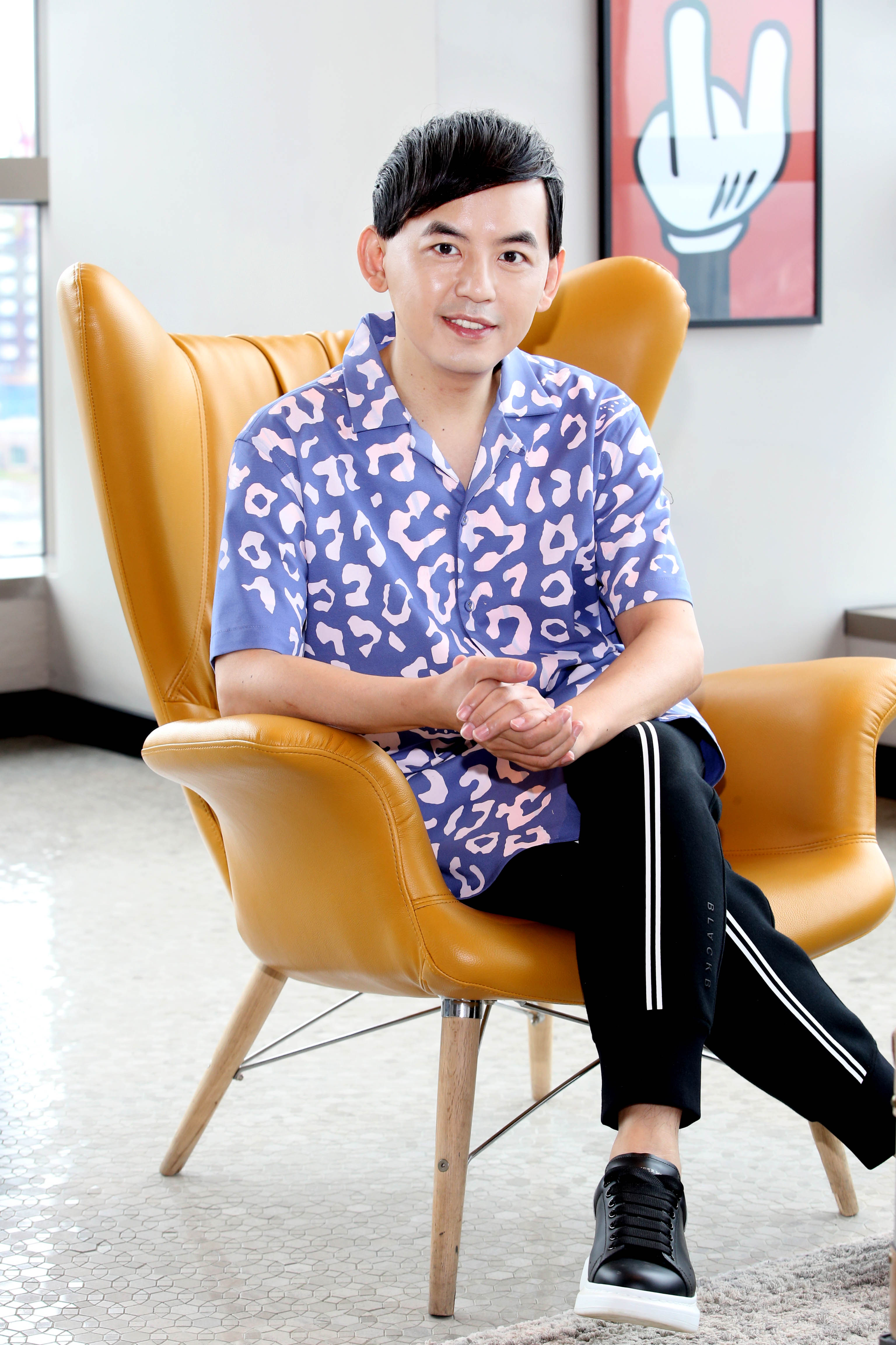 黃子佼成為歌手後決定多唱少說，對於校園演唱興致勃勃。（大鵬經紀提供）