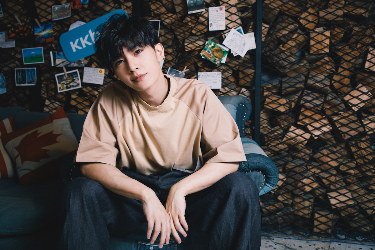 炎亞綸日前上KKBOX實境節目《速爆搶聽會》，到青年旅舍與台、日、法、南美等背包客分享新歌。（KKBOX提供）