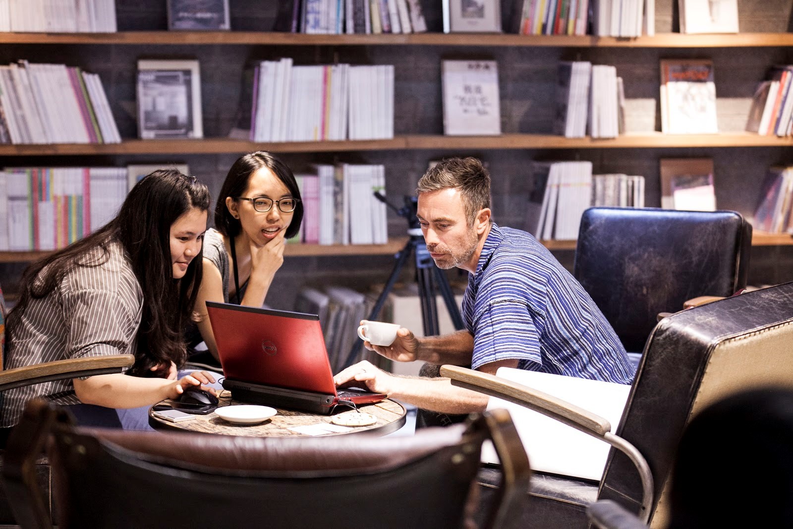 丹尼塔爾(右)表示,持續學習新事物才能在業界站穩腳步。圖為他來台期間舉行工作坊,將剪輯技巧傳授給本地音樂錄影帶導演和演唱會視覺創作者。(臺北流行音樂中心提供)