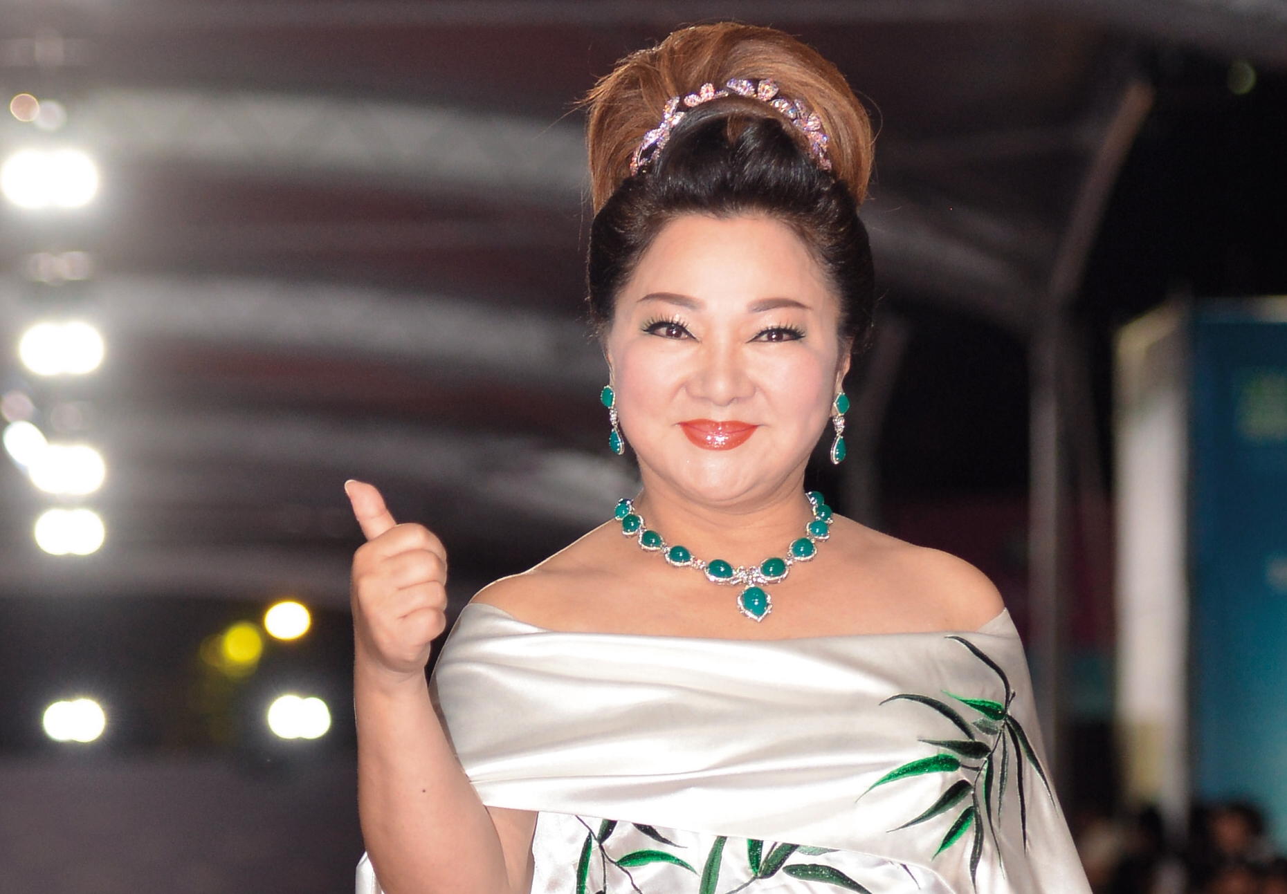 白冰冰主持節目、搞副業,蠟燭兩頭燒,她人脈廣、事業做得大。