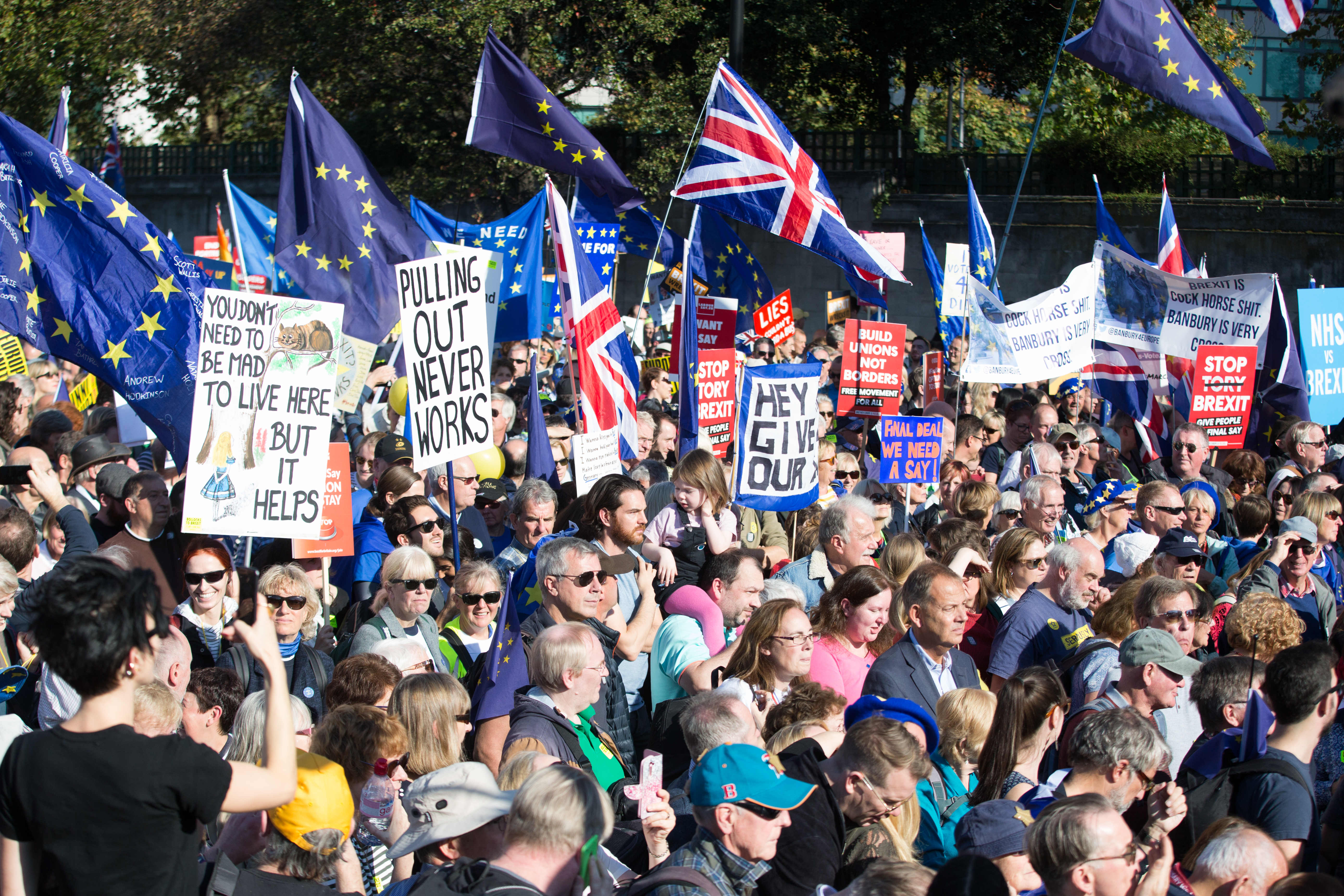 英國民眾不滿脫歐談判過程不斷延宕，加上政府難以保證人民脫歐後工作與生活的確定性，在20日走上街頭，要求再次舉行公投以扭轉脫歐結果。（東方IC）