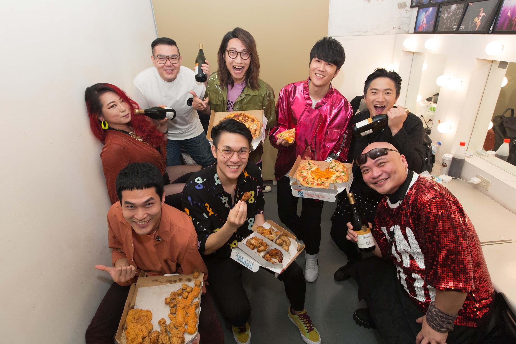 宇宙人在演唱會後台辦趴，準備美食嘉惠工作人員。 （相信音樂提供）