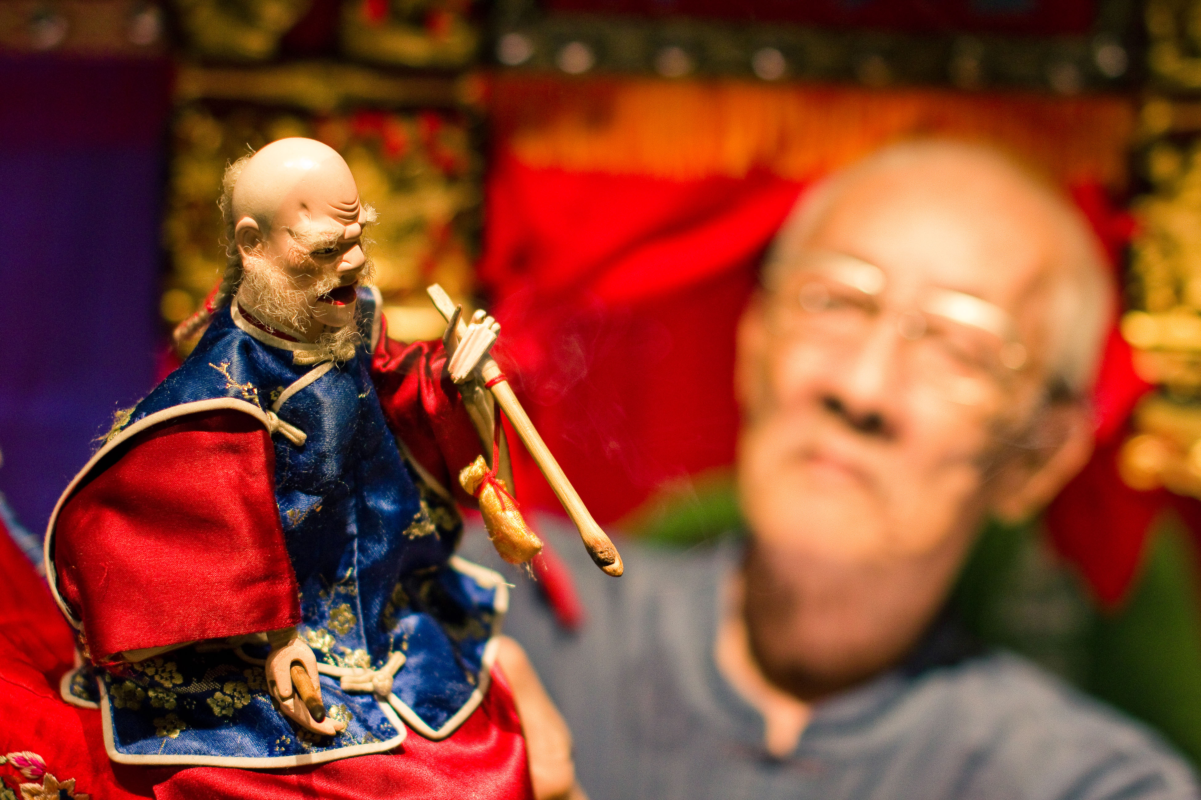 《紅盒子》記錄了傳統布袋戲在現代社會的沒落，楊力州對此深感惋惜。（星泰提供）