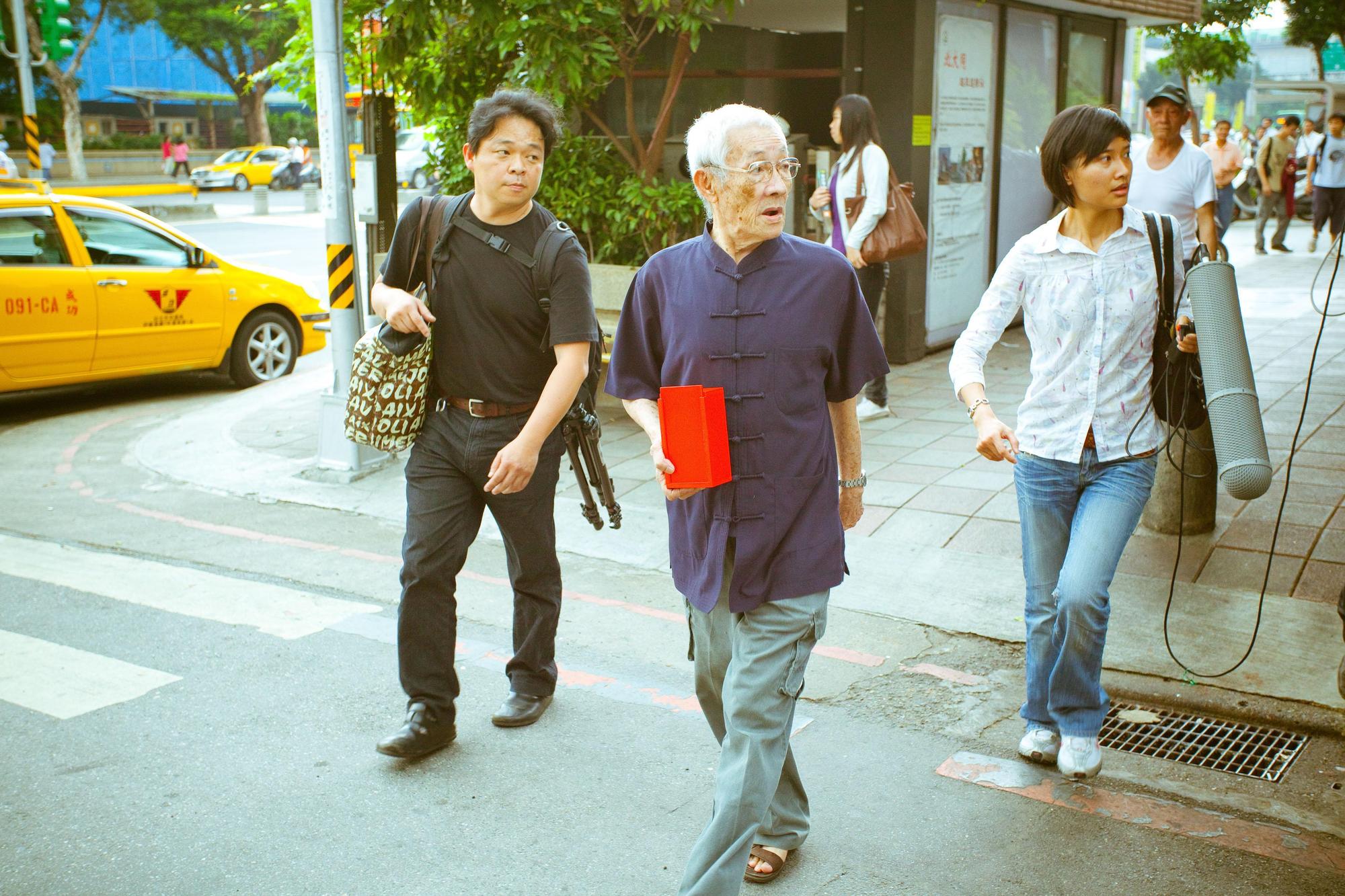 陳錫煌大師手裡捧著的紅盒子,裡面裝的就是戲神「田都元帥」,他在演出前都要向田都元帥祈求演出順利。(星泰提供)