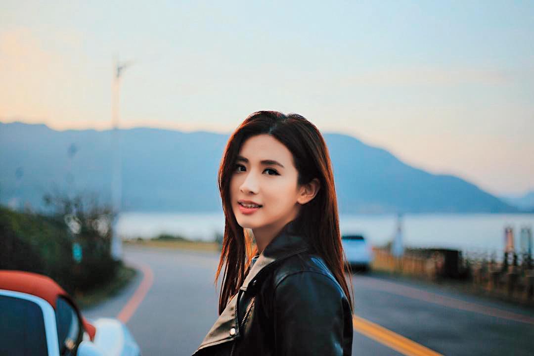 早在戀情曝光前，趙岱新在IG 的自po美照，身後那輛跑車經比對之後，正是周興哲開的紅頂保時捷。（翻攝自趙岱新IG）