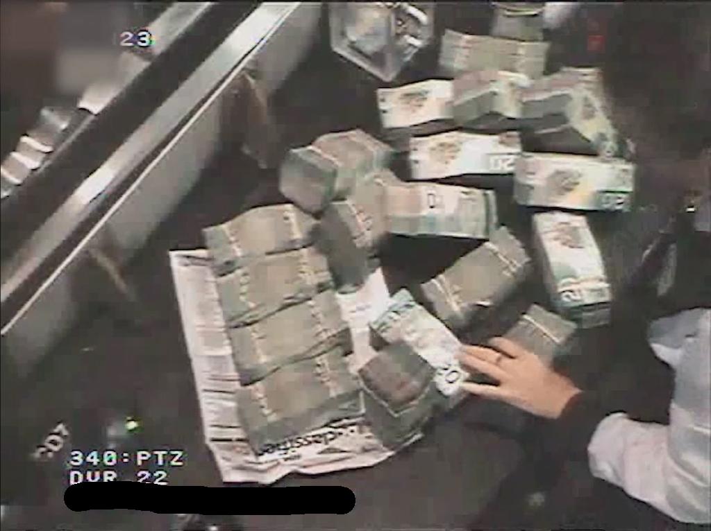 加拿大政府網站公布影片顯示,來路可疑小額紙鈔在溫哥華賭場兌換籌碼。(網路截圖)