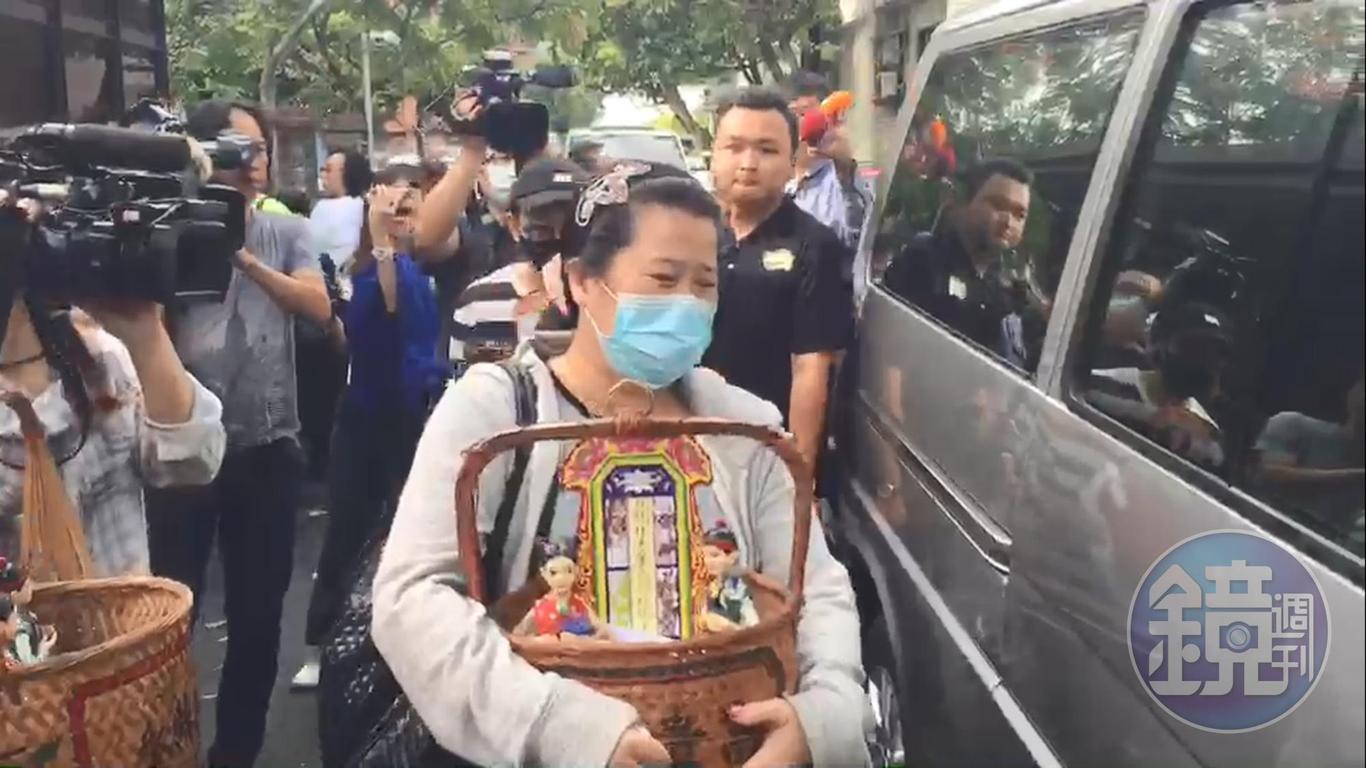 董家人重返現場招魂，悲戚氛圍令人聞之鼻酸。