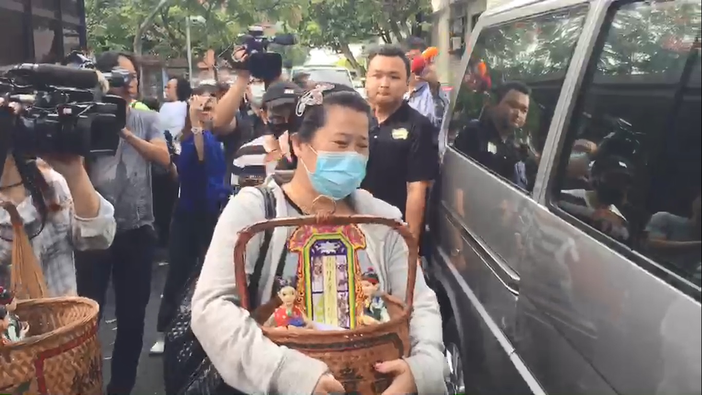 董家人重返現場招魂,悲戚氛圍令人聞之鼻酸。