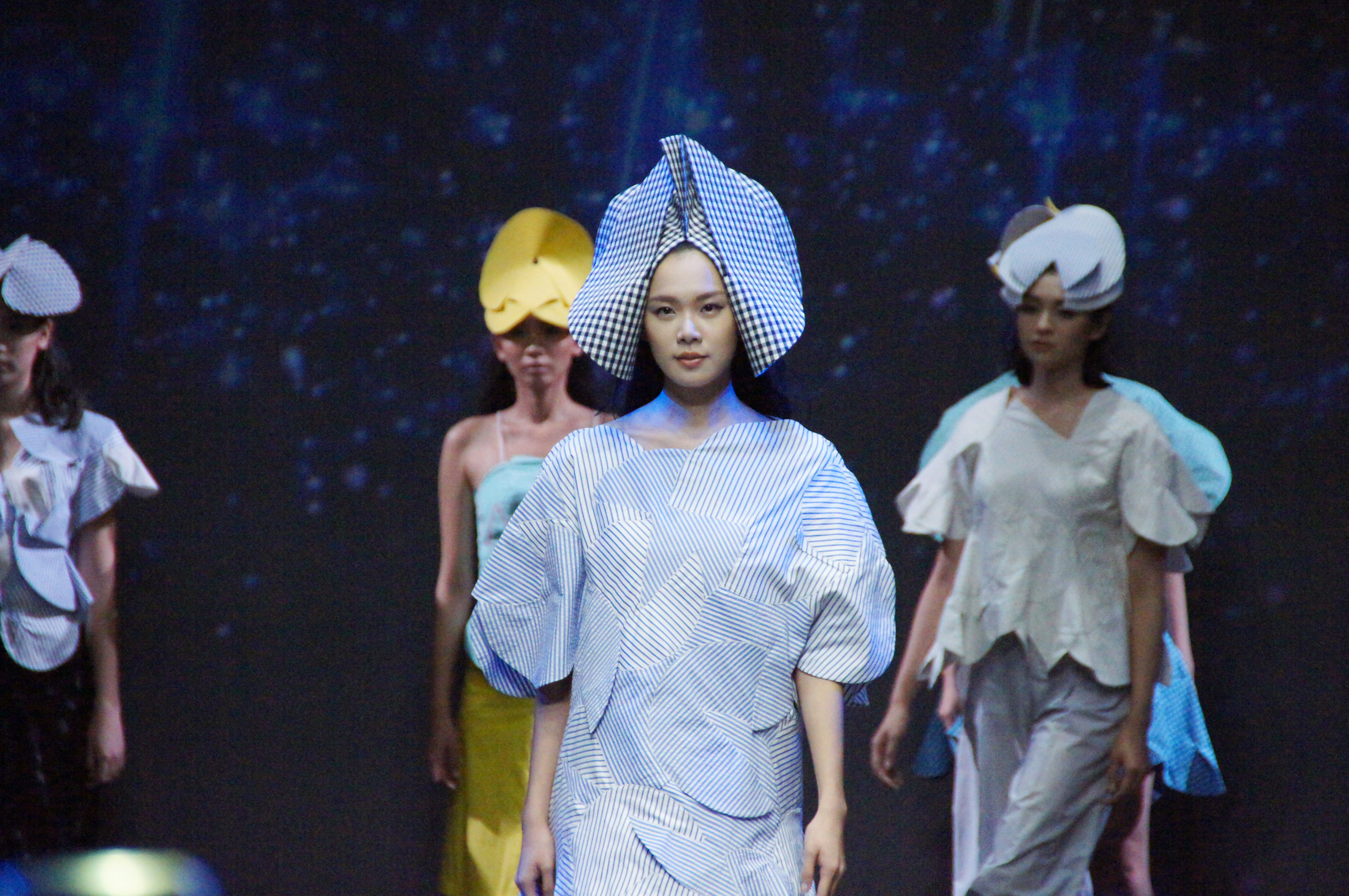 林純升設計師巧妙藉由WEAVISM和明紡織天然蕉麻葉纖維及新疆長絨棉纖，運用圓形拼接、長短款式風格對比，打破服裝既有界限。