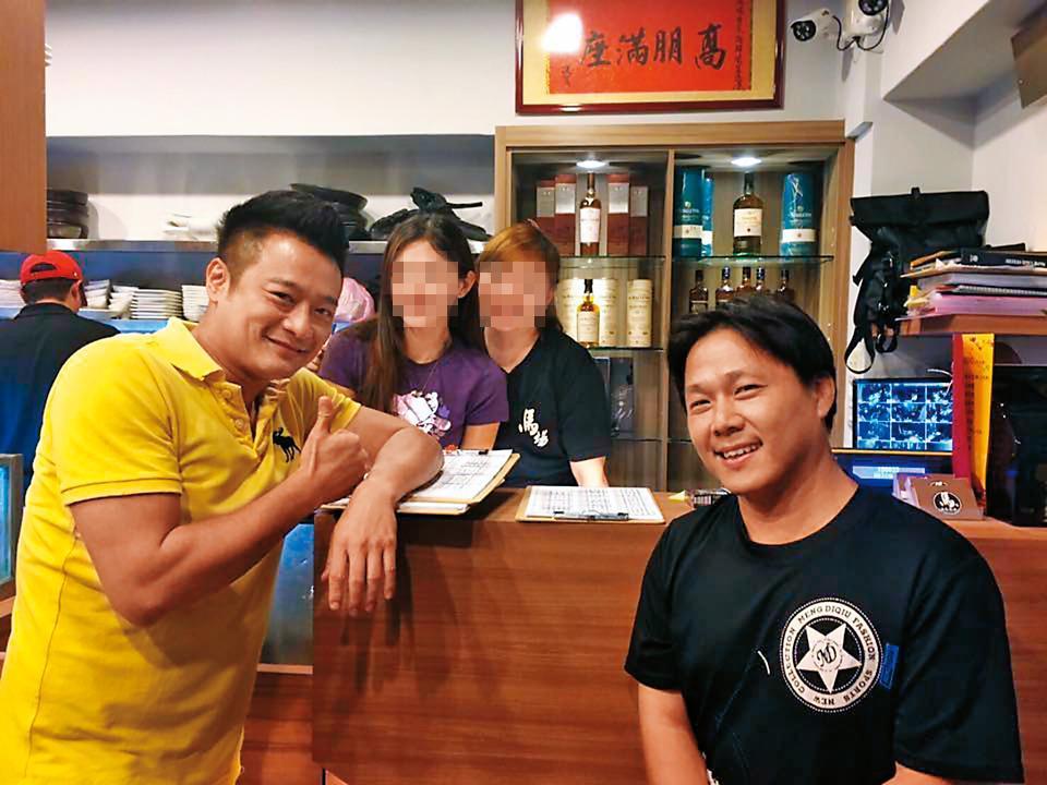 合開酒吧的左孝虎(右)與林佑星(左)是「麻吉」,2人交情匪淺。(翻攝自馬場海鮮熱炒餐廳臉書)