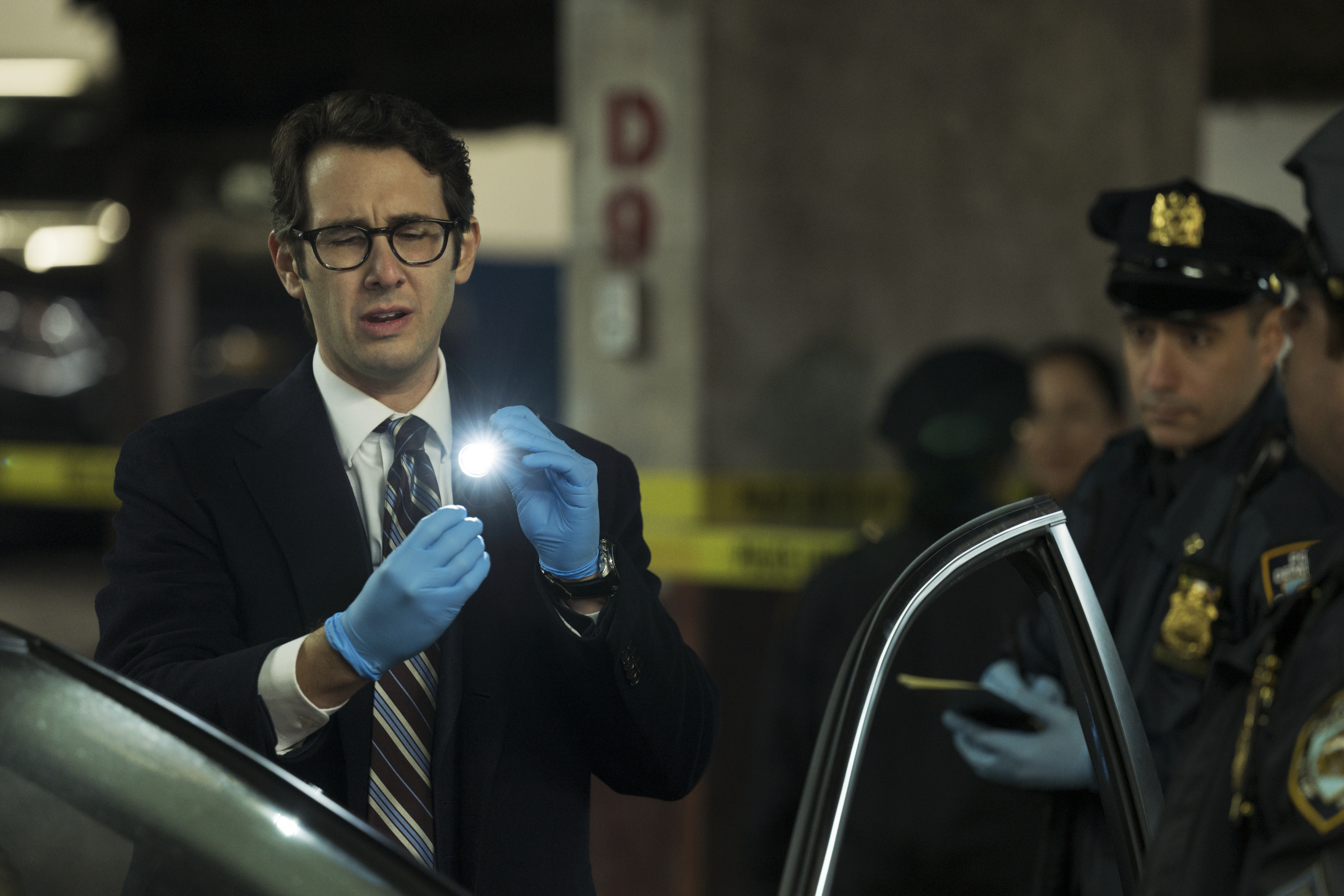 專攻男中（高）音的喬許葛洛班，在《乖警察》剪去一頭招牌卷髮，加上粗框黑眼鏡，充滿宅味十足的柯南。（Netflix提供）