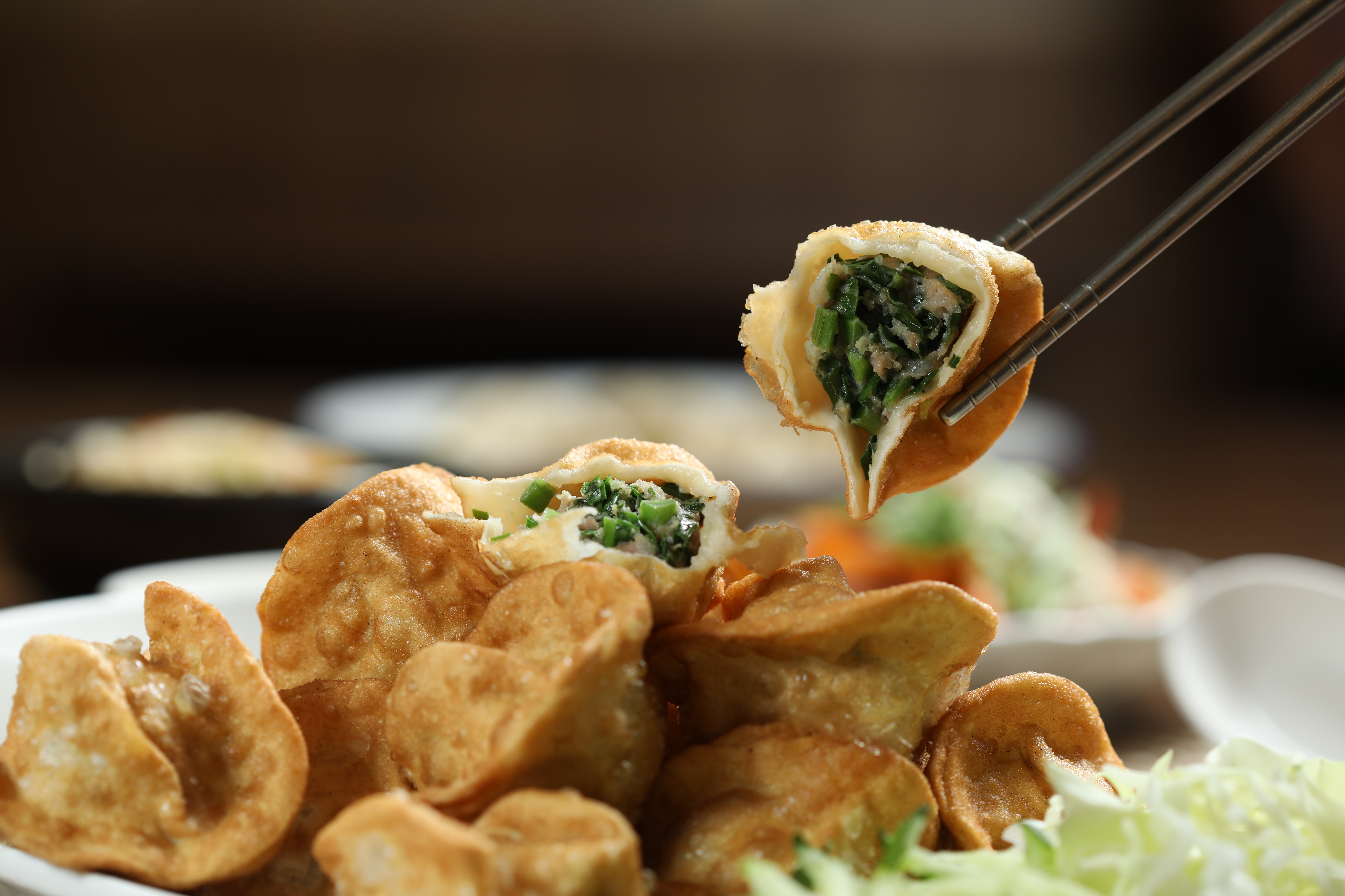 先煮後炸的「無敵黃金餃」，香酥脆口、還會爆湯汁。