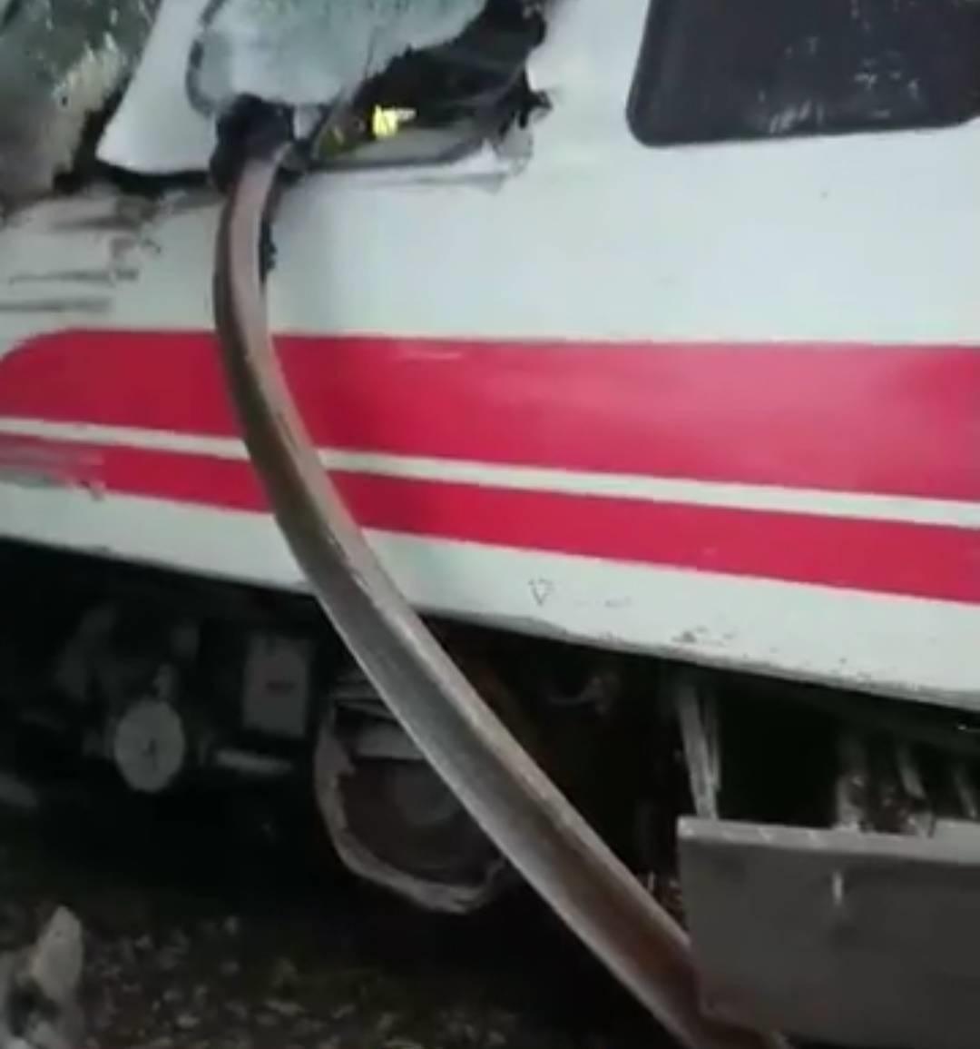 軌道疑因維修不良，以致列車出軌後變形上彎插入車廂。