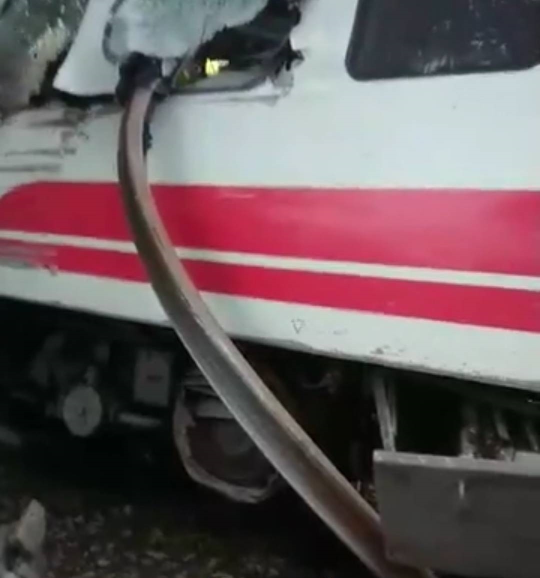 軌道疑因維修不良，以致列車出軌後變形上彎插入車廂。