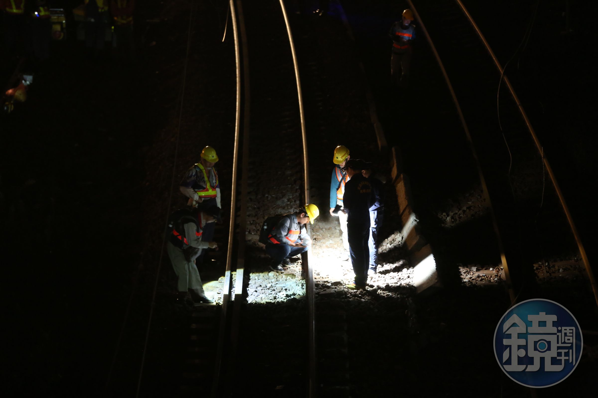 6432次普悠瑪列車21日下午在新馬車站出軌翻覆，造成18死、187傷，肇事原因目前檢調已展開調查。