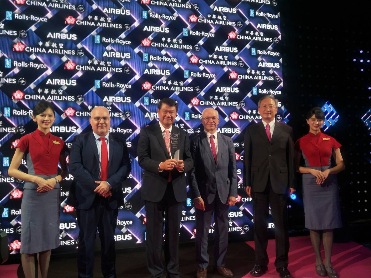 何煖軒今日於空巴總部喜迎A350聯名彩繪機。