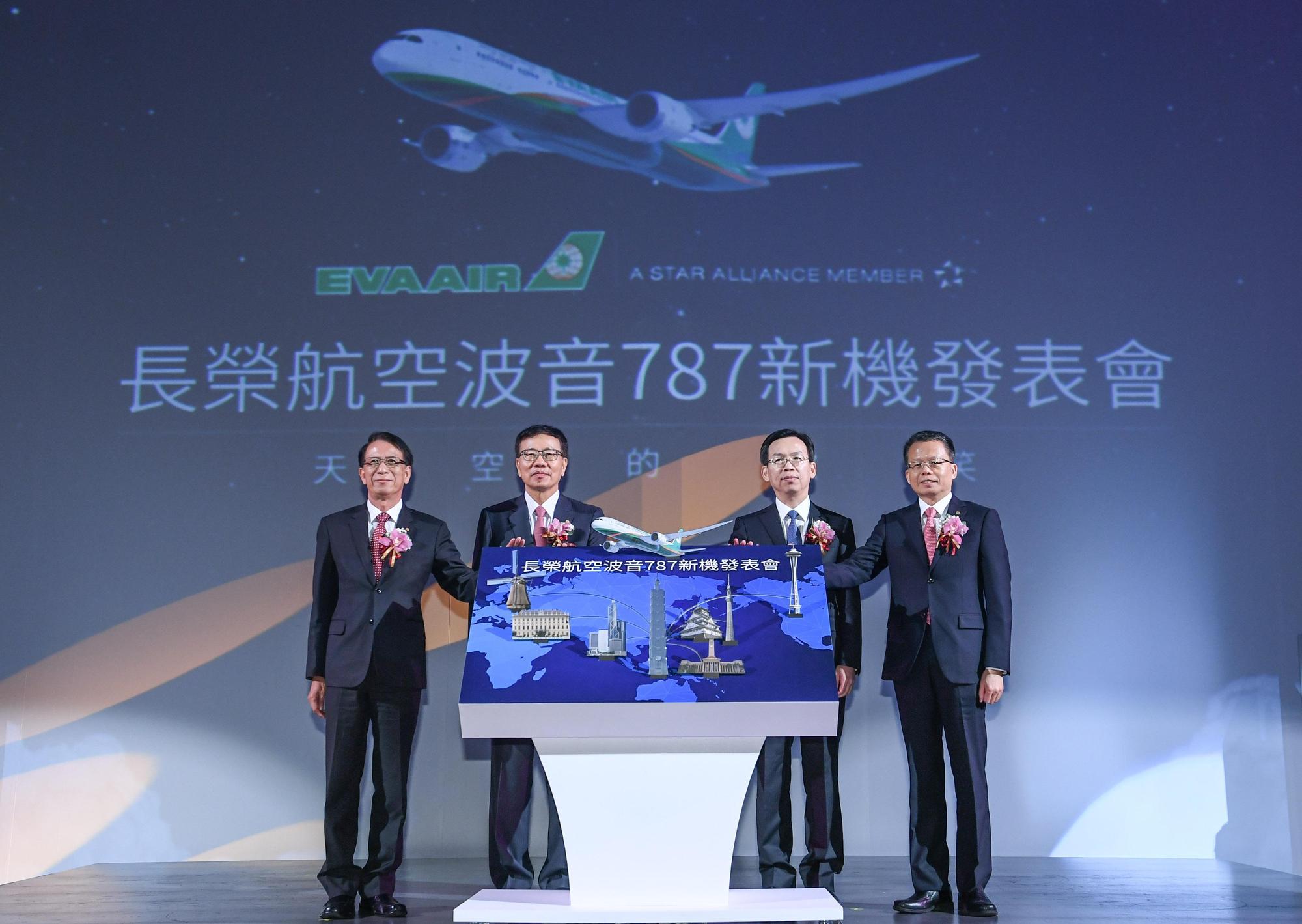 長榮航今（22）舉行波音787新機發表會，預計11月開始飛航台港航線、12月將陸續飛航日本東京及大阪。（長榮航提供）