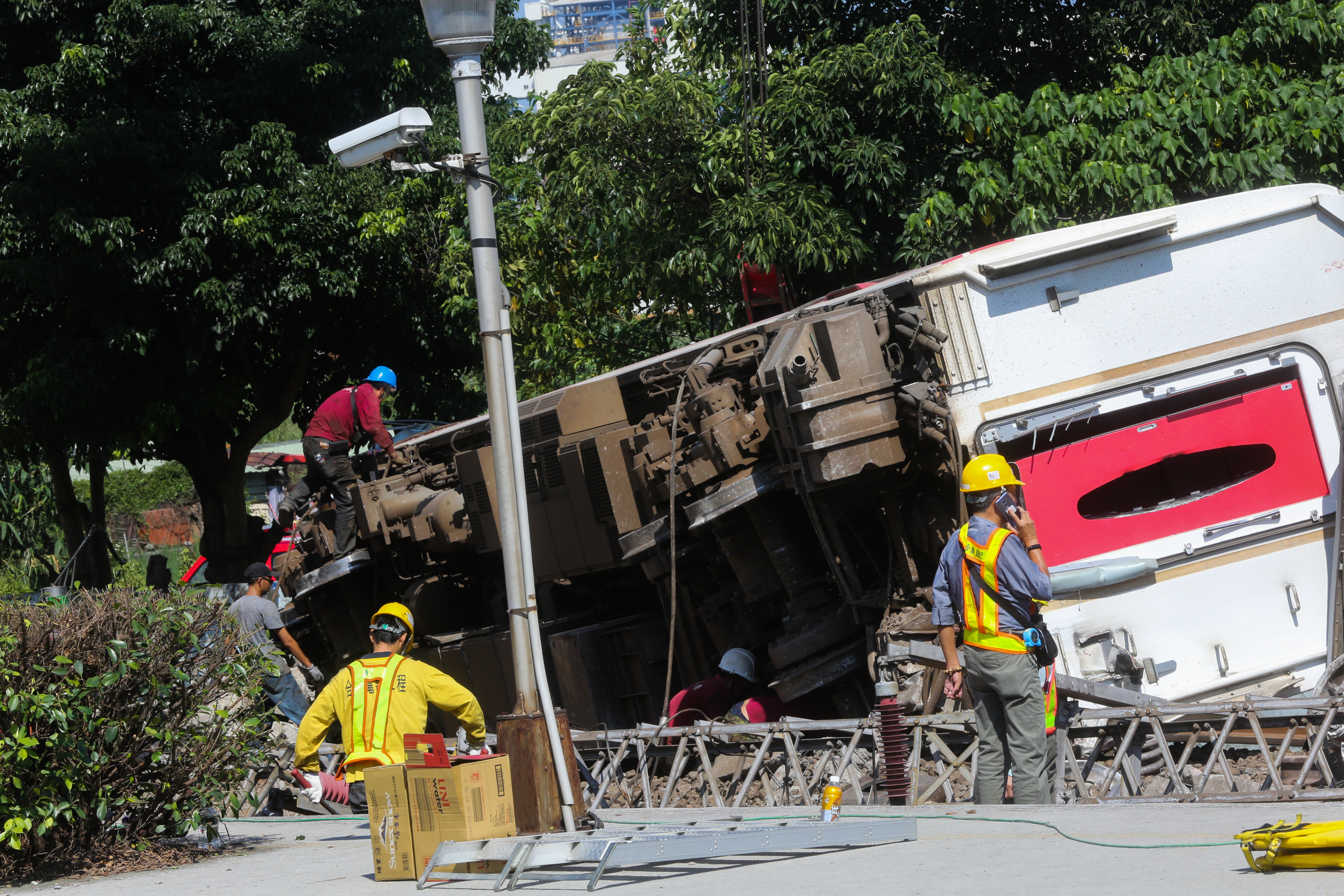 普悠瑪駕駛尤振仲因涉及業務過失致死罪嫌，宜蘭地院裁定以50萬元交保。